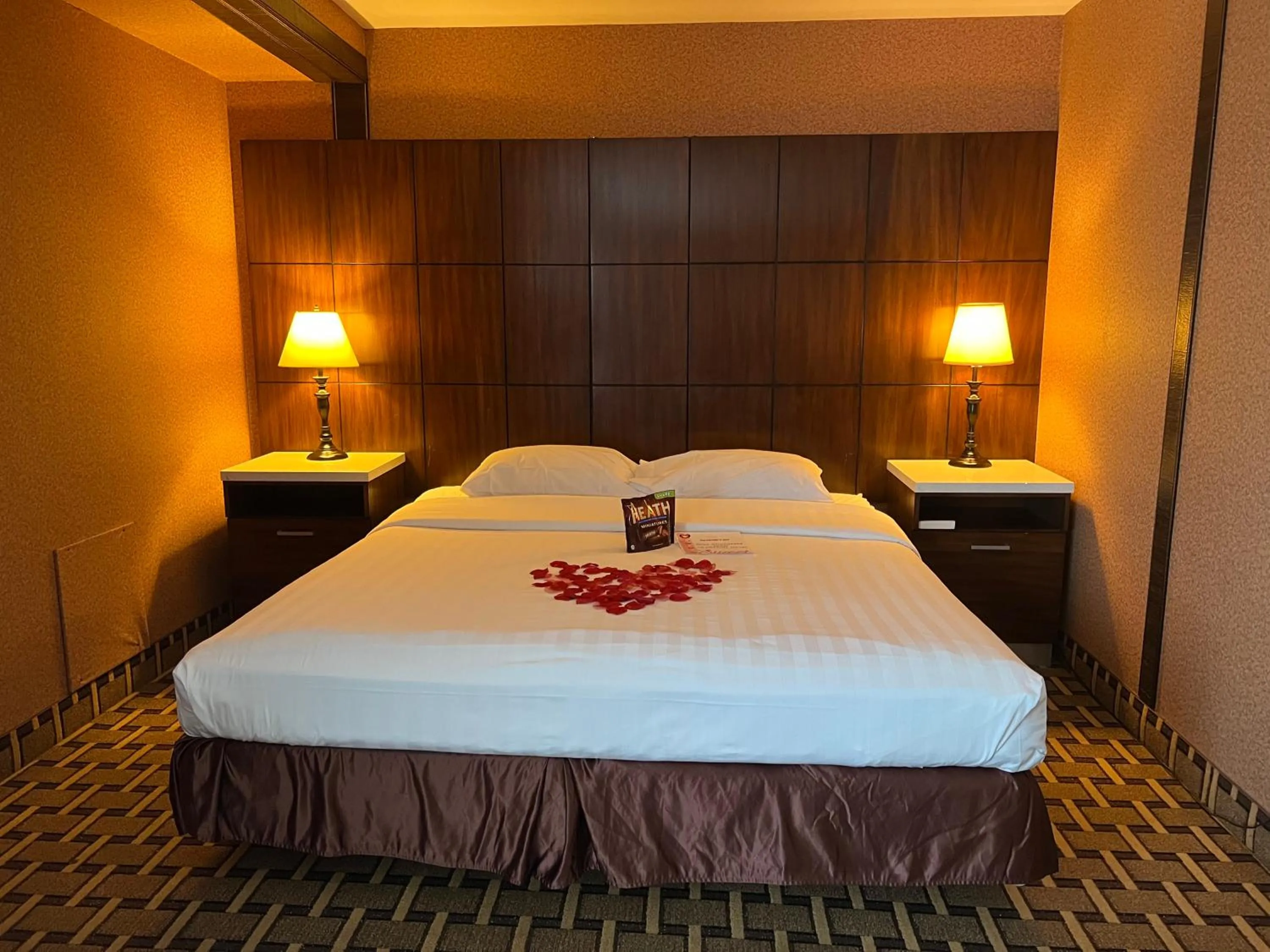 Bedroom in LA Crystal Hotel -Los Angeles-Long Beach Area