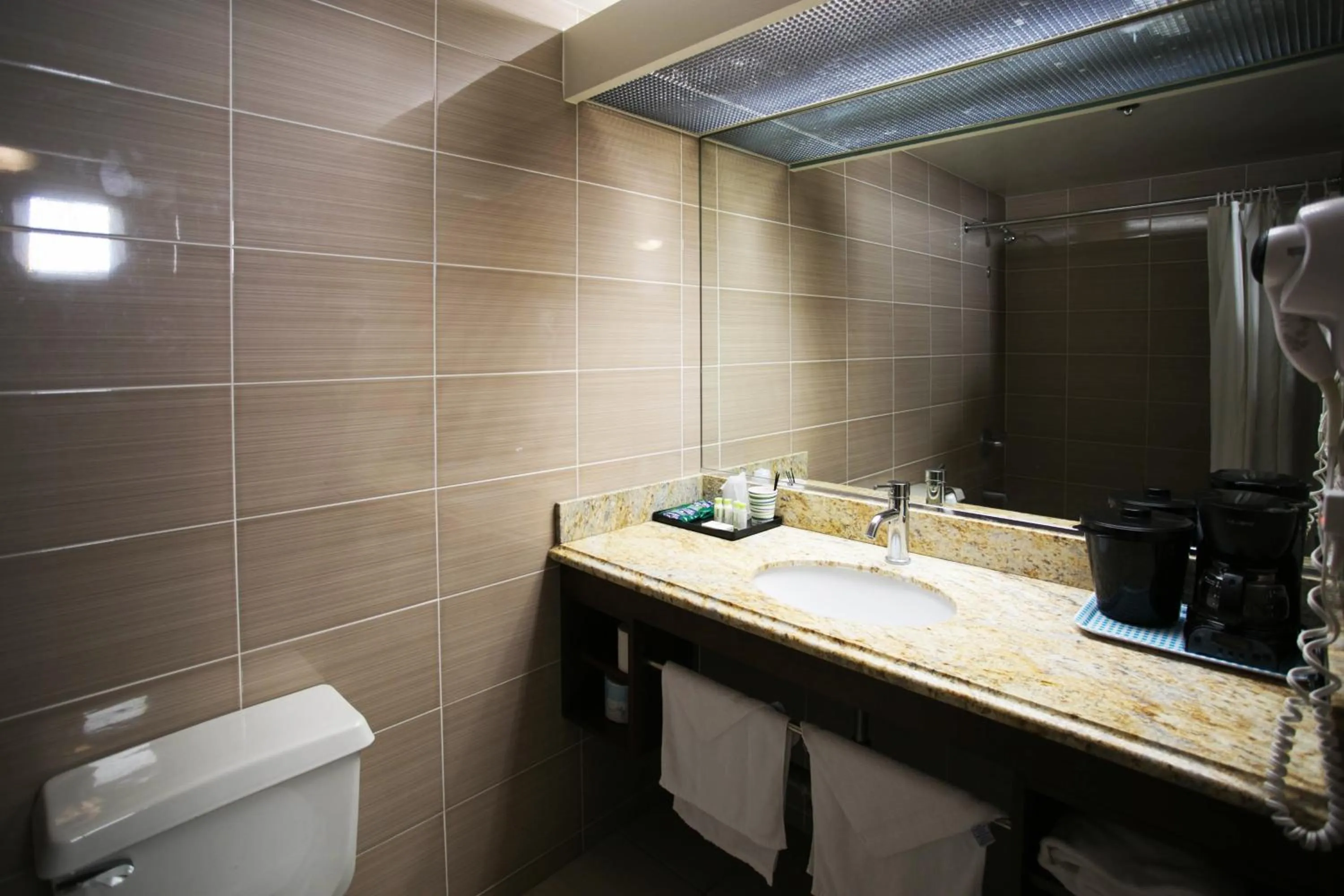 Bathroom in LA Crystal Hotel -Los Angeles-Long Beach Area