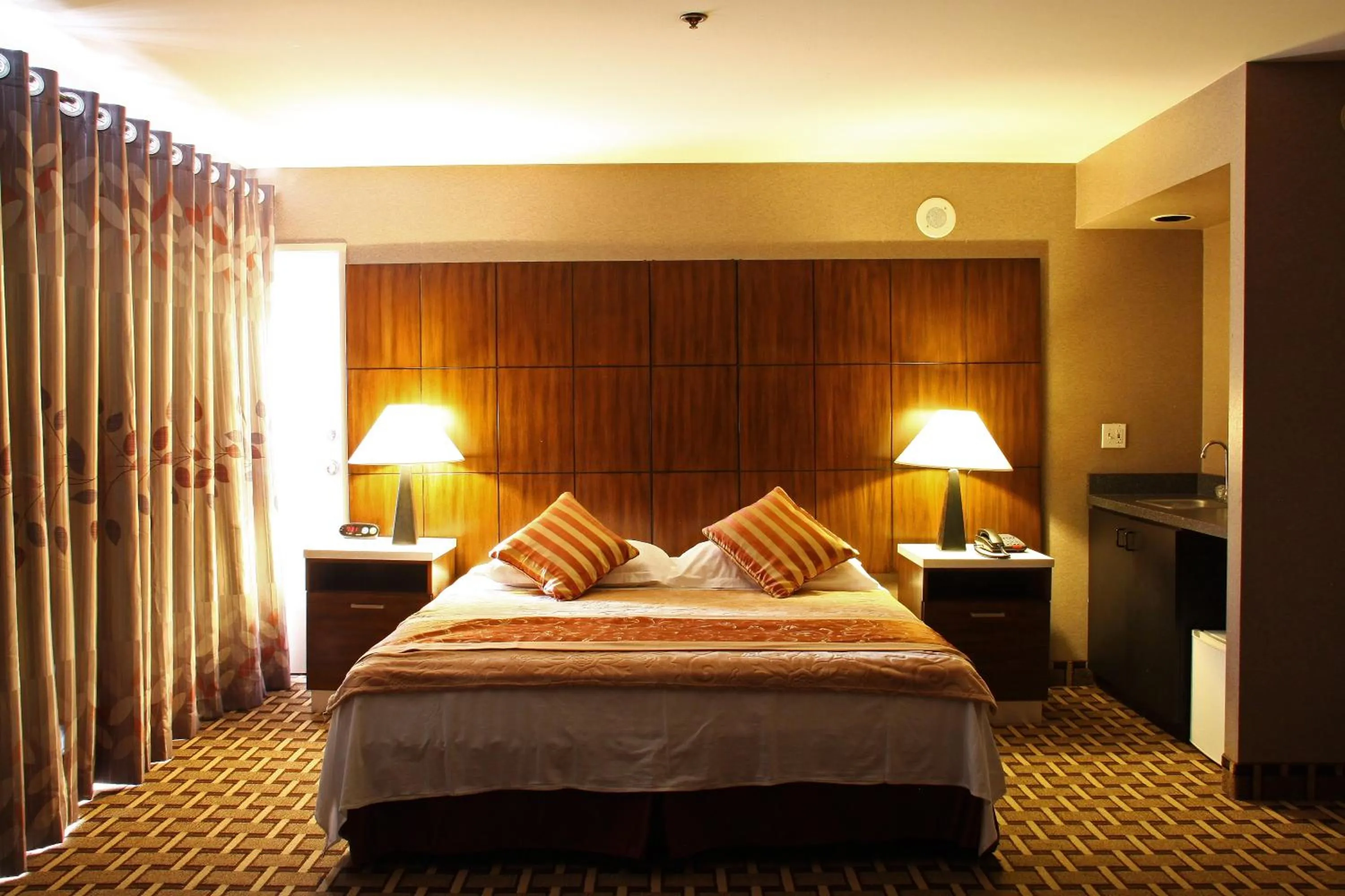 Bedroom in LA Crystal Hotel -Los Angeles-Long Beach Area