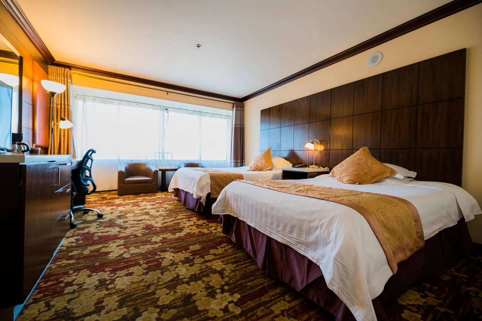 Bedroom in LA Crystal Hotel -Los Angeles-Long Beach Area