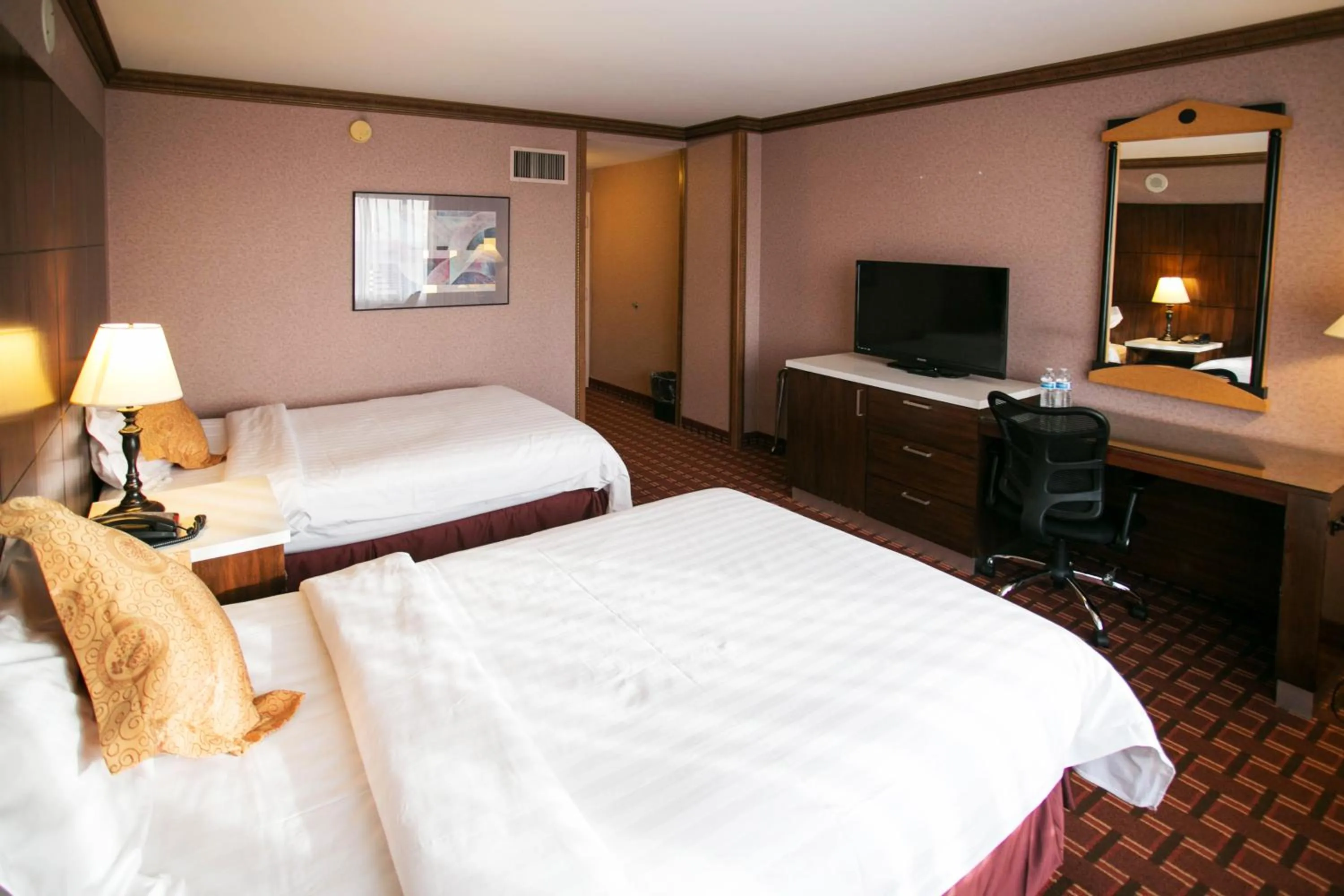 Photo of the whole room in LA Crystal Hotel -Los Angeles-Long Beach Area