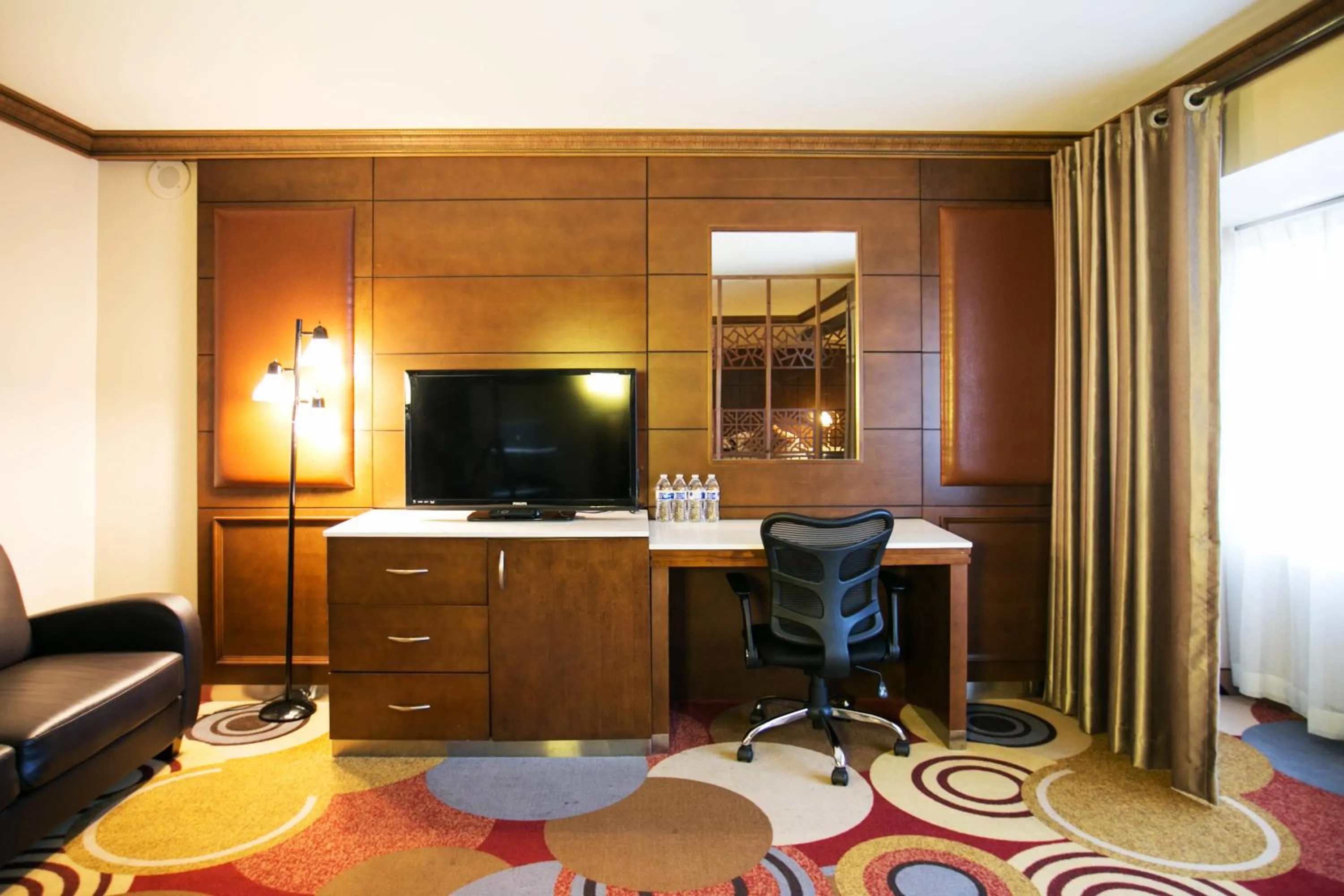 Living room in LA Crystal Hotel -Los Angeles-Long Beach Area