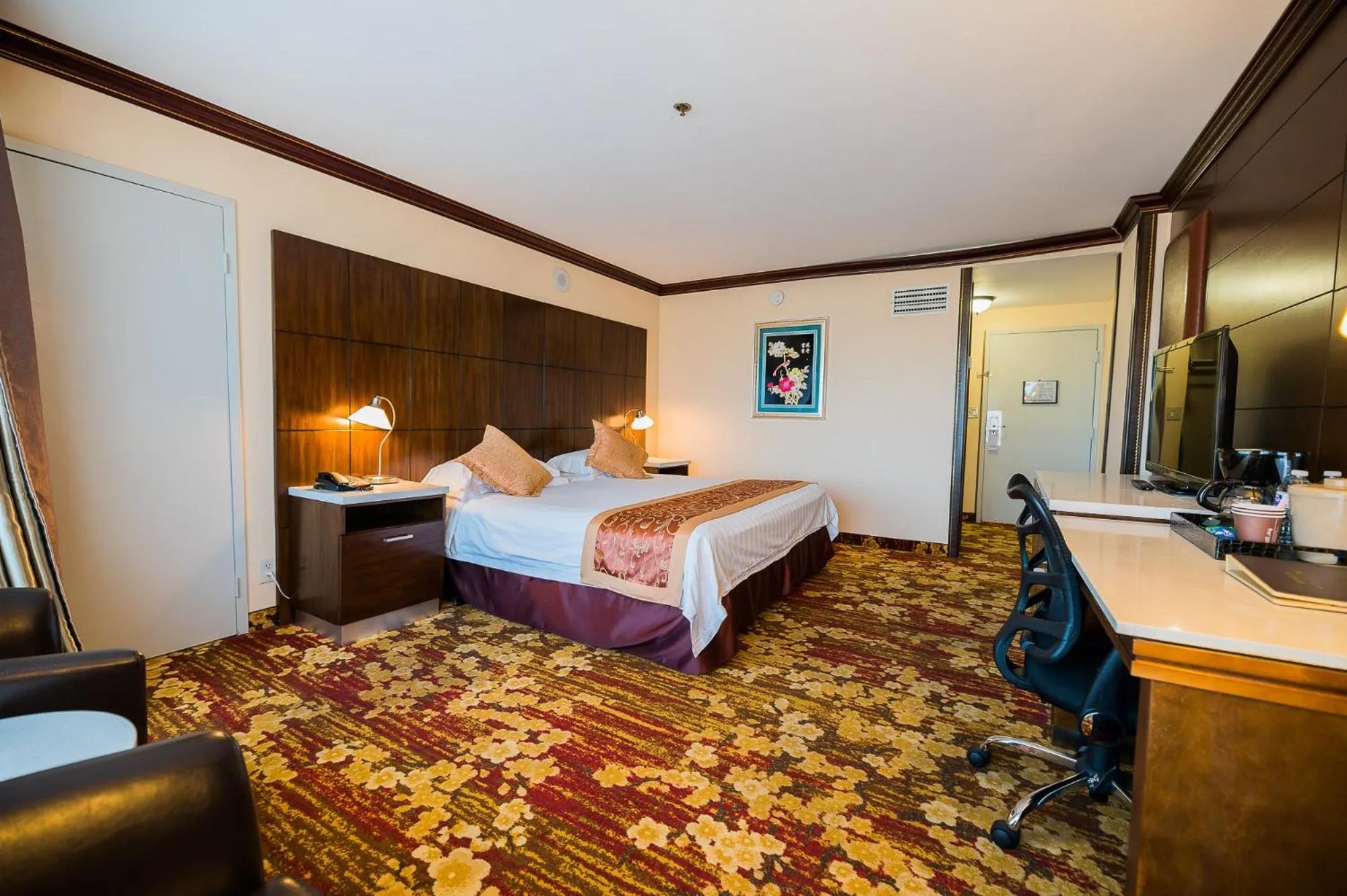 Bedroom in LA Crystal Hotel -Los Angeles-Long Beach Area