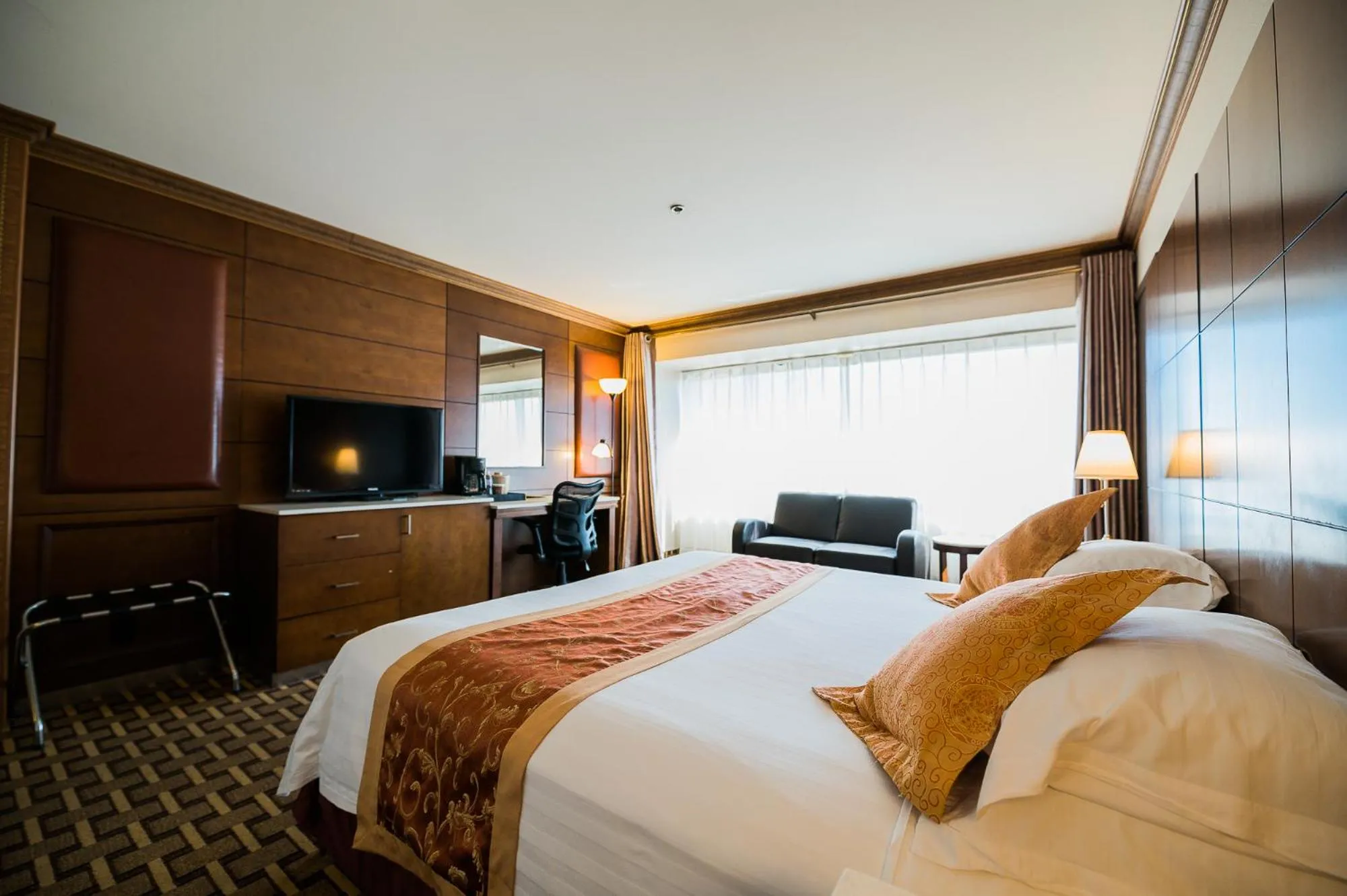 Bedroom in LA Crystal Hotel -Los Angeles-Long Beach Area