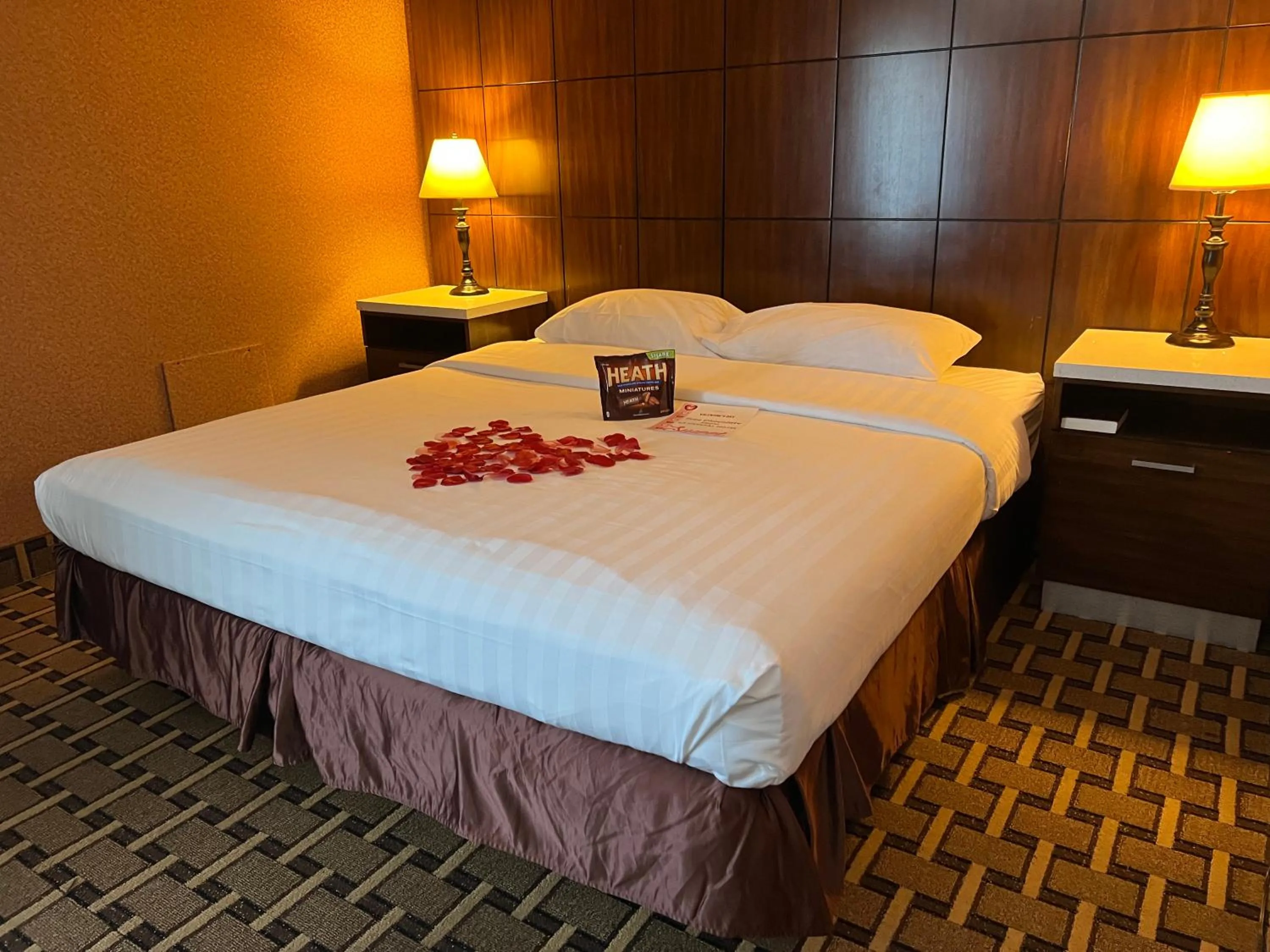 Bedroom in LA Crystal Hotel -Los Angeles-Long Beach Area