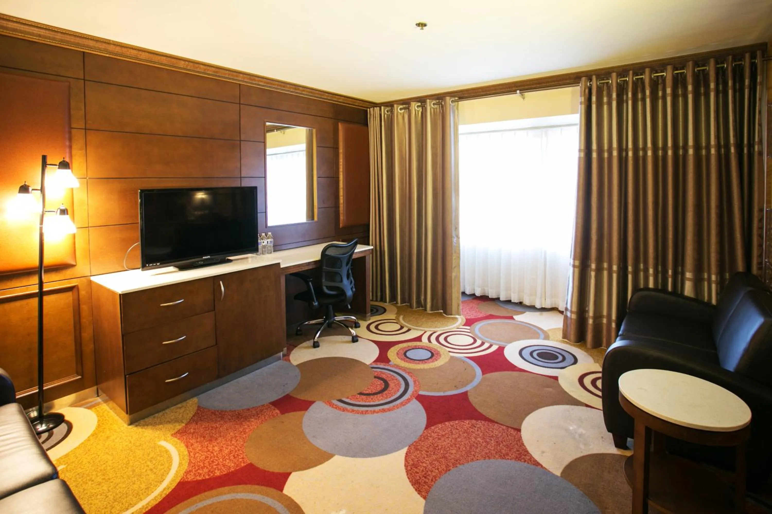 Living room in LA Crystal Hotel -Los Angeles-Long Beach Area