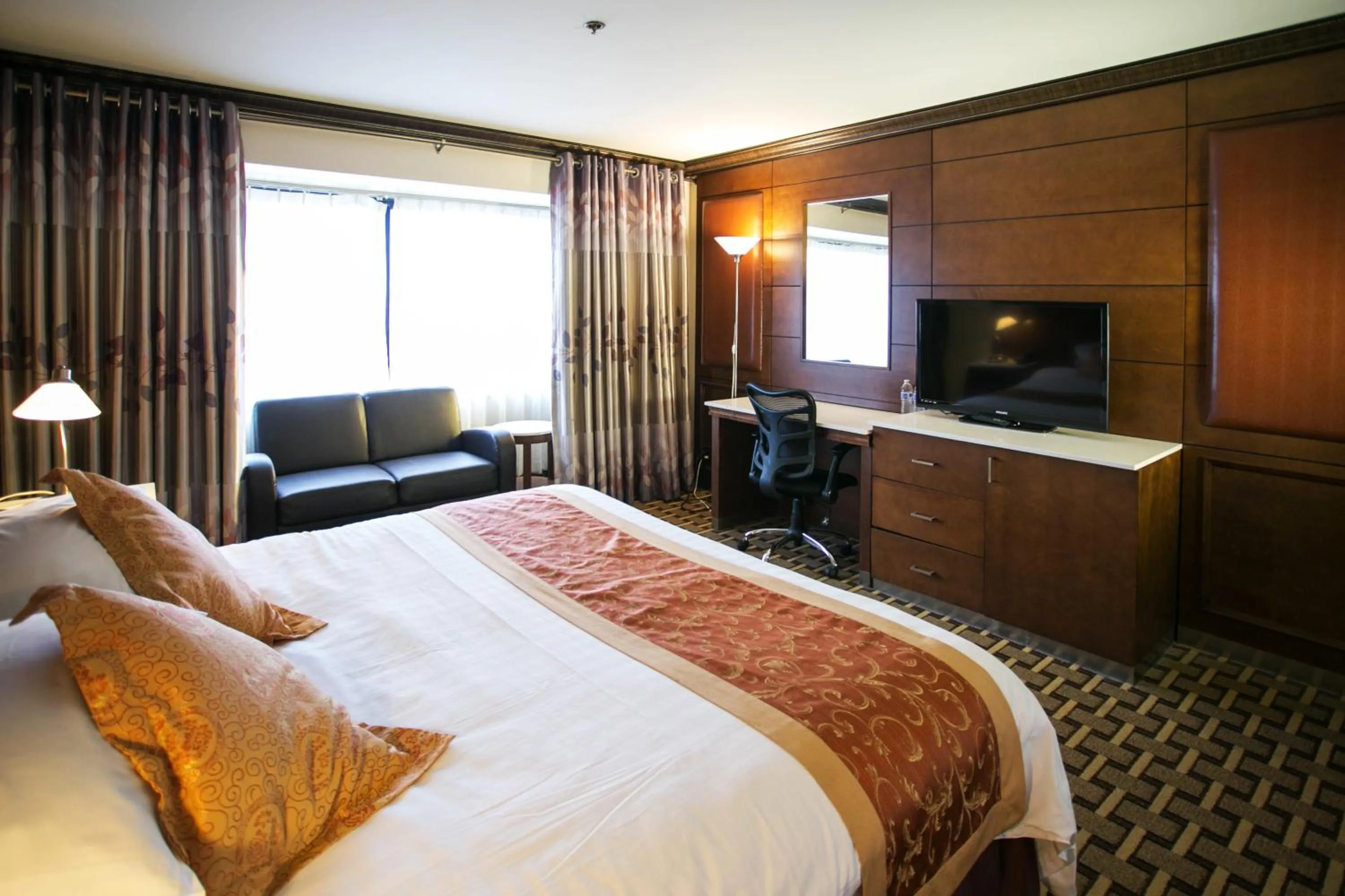 Bedroom in LA Crystal Hotel -Los Angeles-Long Beach Area