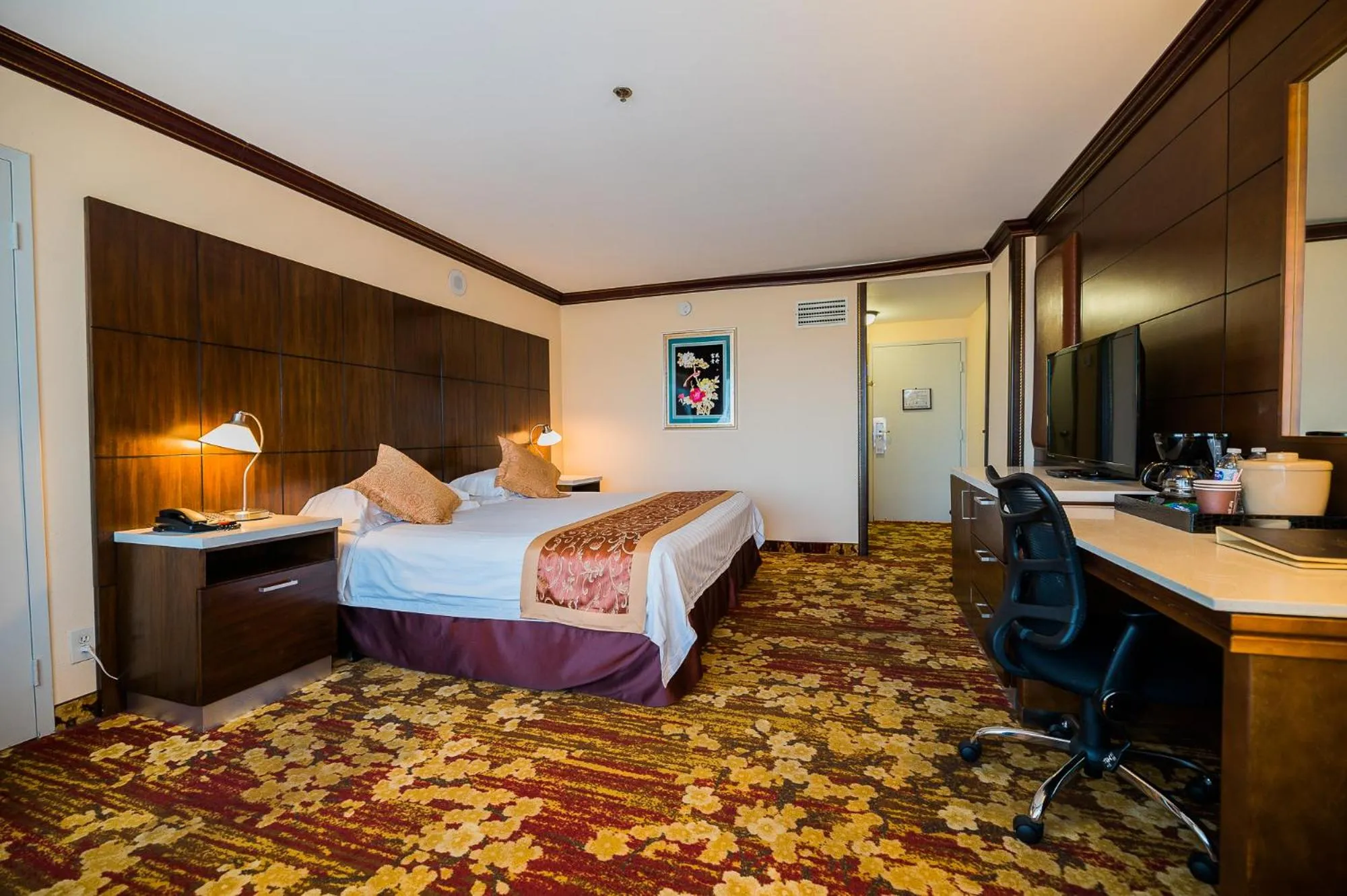 Bedroom in LA Crystal Hotel -Los Angeles-Long Beach Area