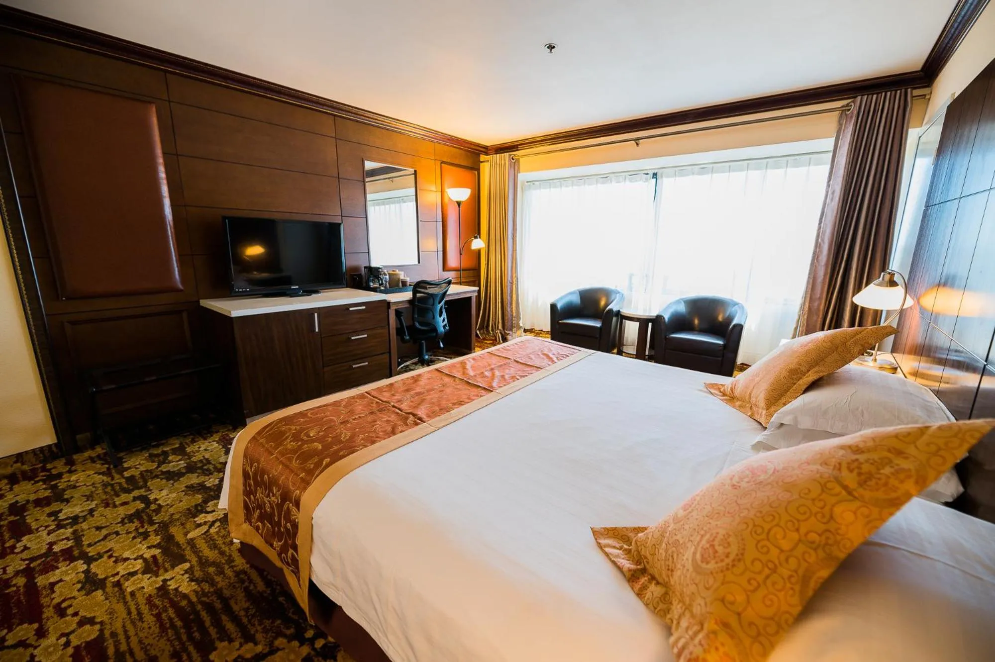 Bedroom in LA Crystal Hotel -Los Angeles-Long Beach Area