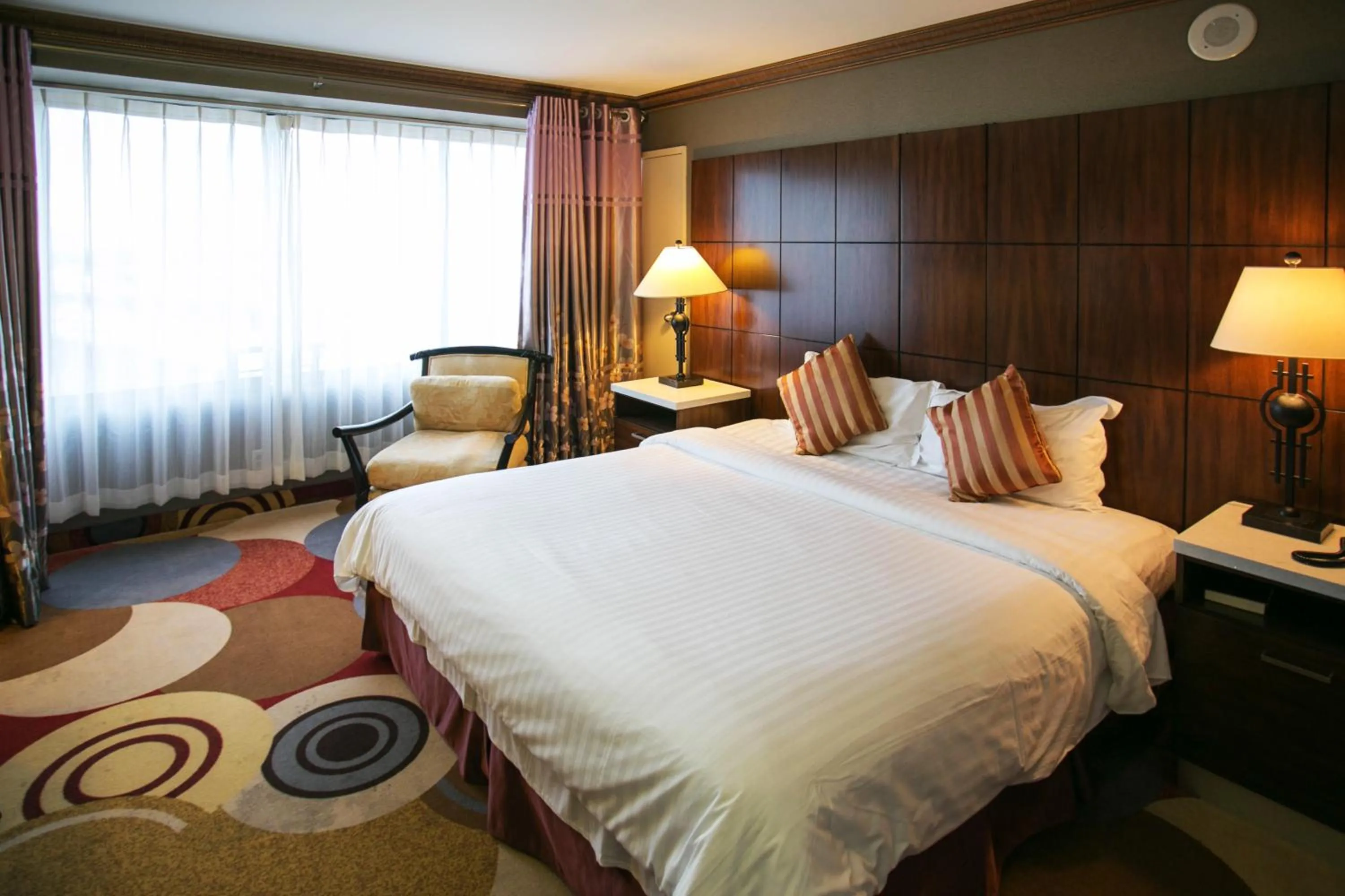 Photo of the whole room in LA Crystal Hotel -Los Angeles-Long Beach Area