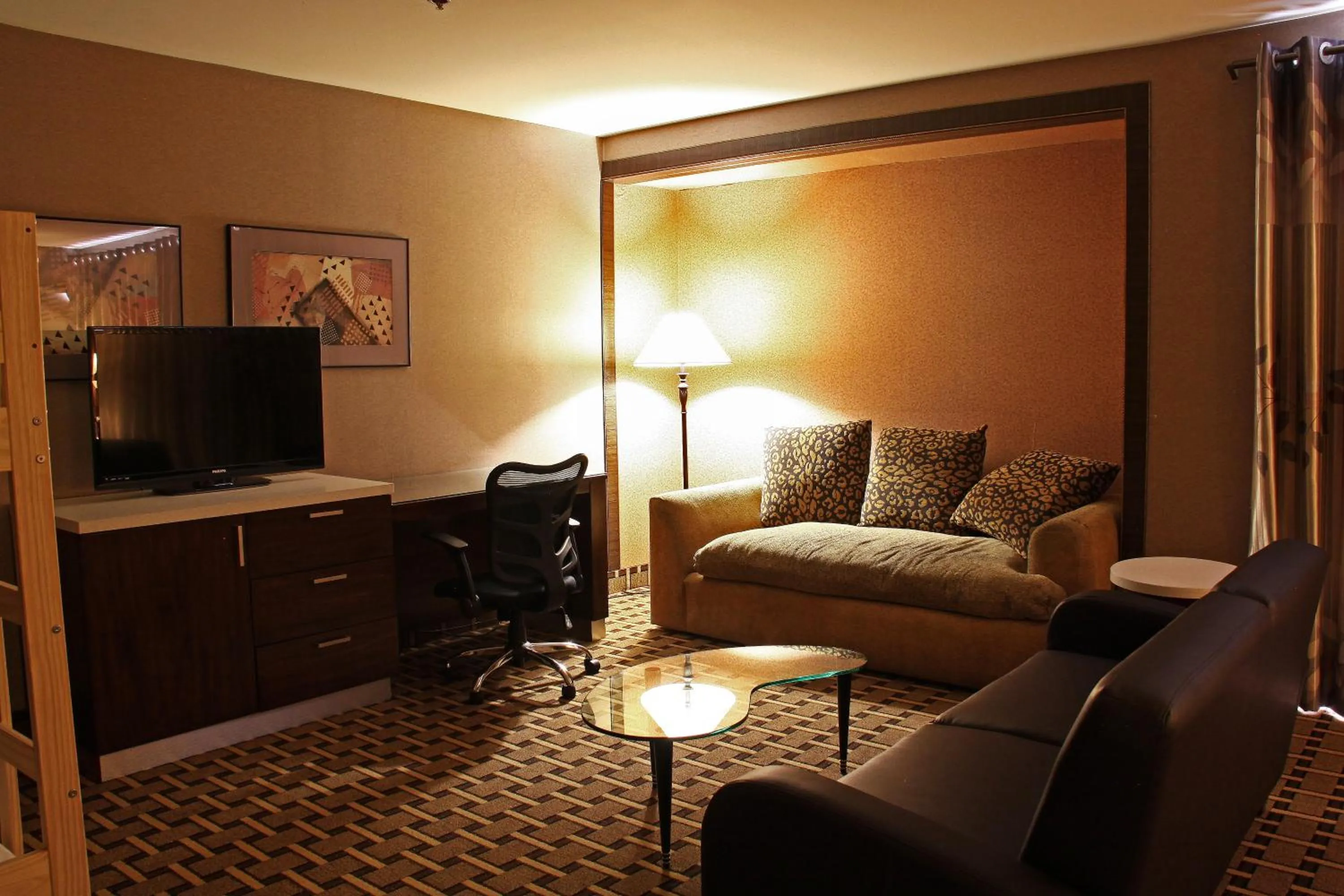 Living room in LA Crystal Hotel -Los Angeles-Long Beach Area