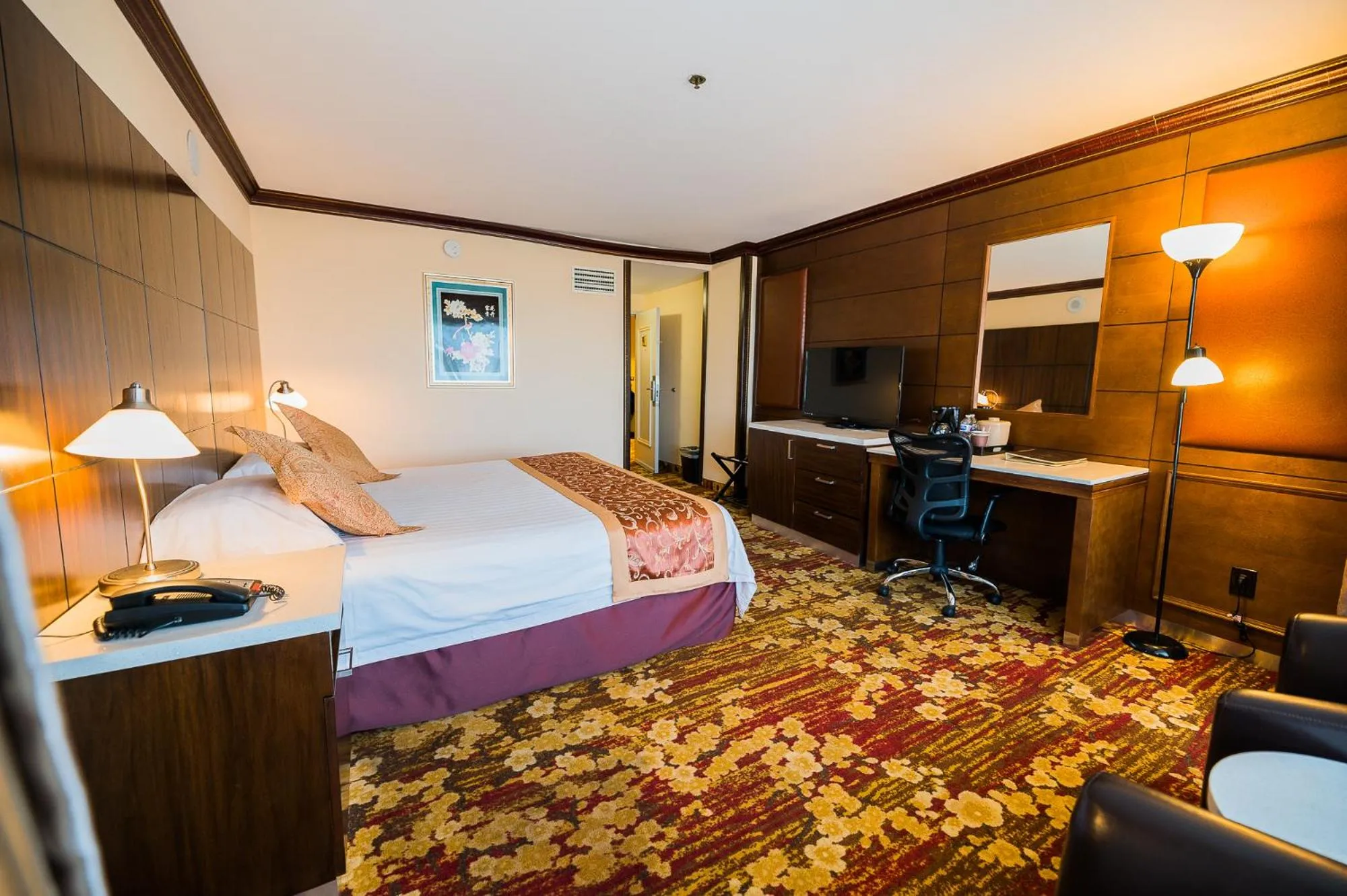 Bedroom in LA Crystal Hotel -Los Angeles-Long Beach Area