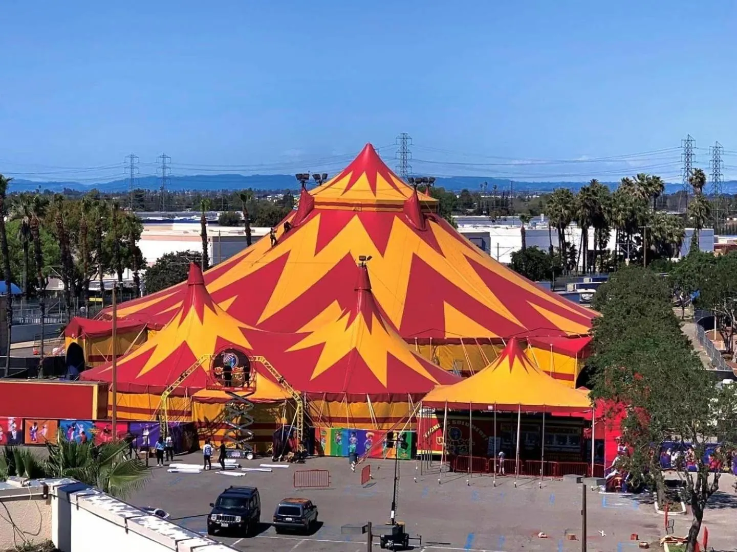 Entertainment in LA Crystal Hotel -Los Angeles-Long Beach Area