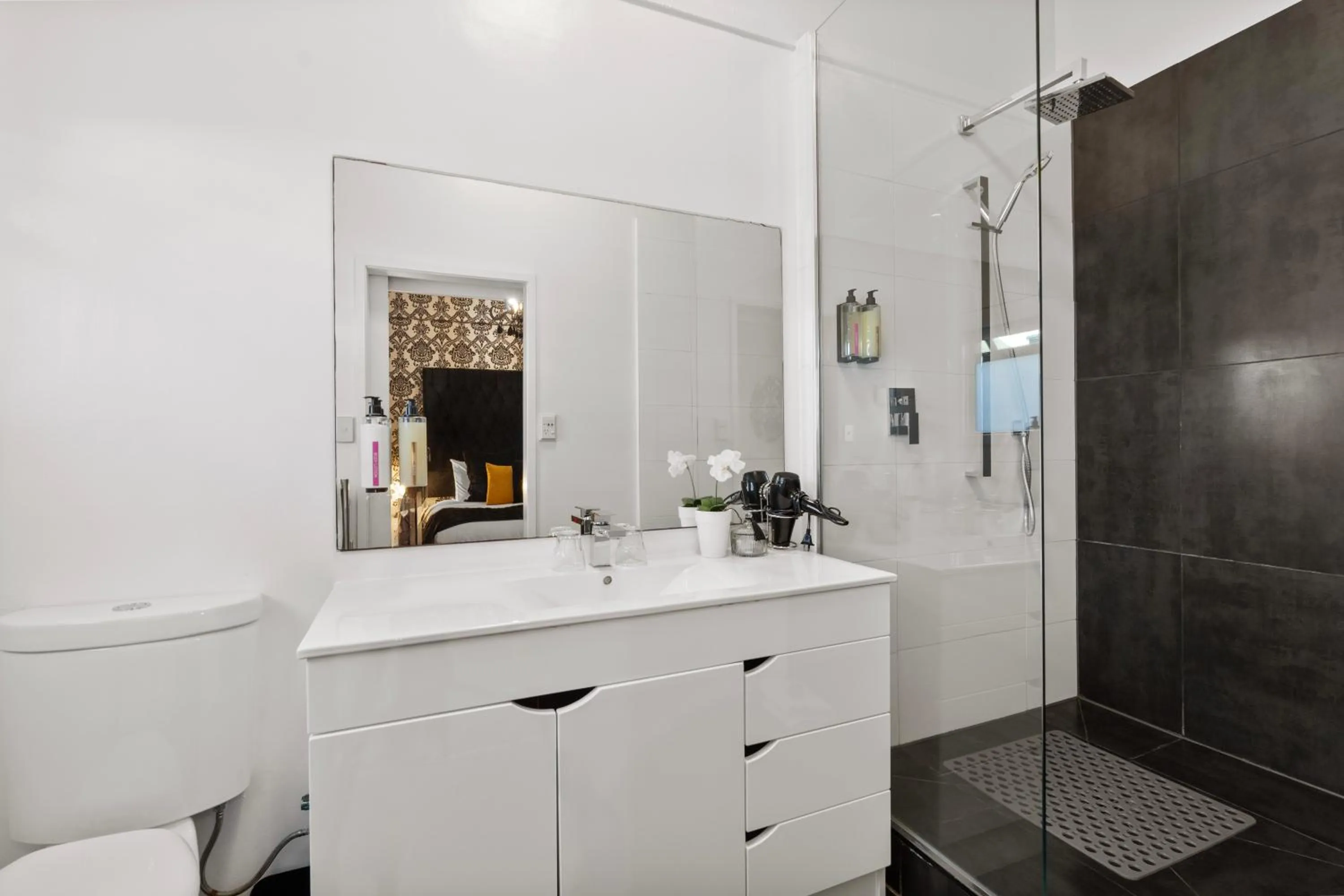 Shower in Orewa Beachcomber