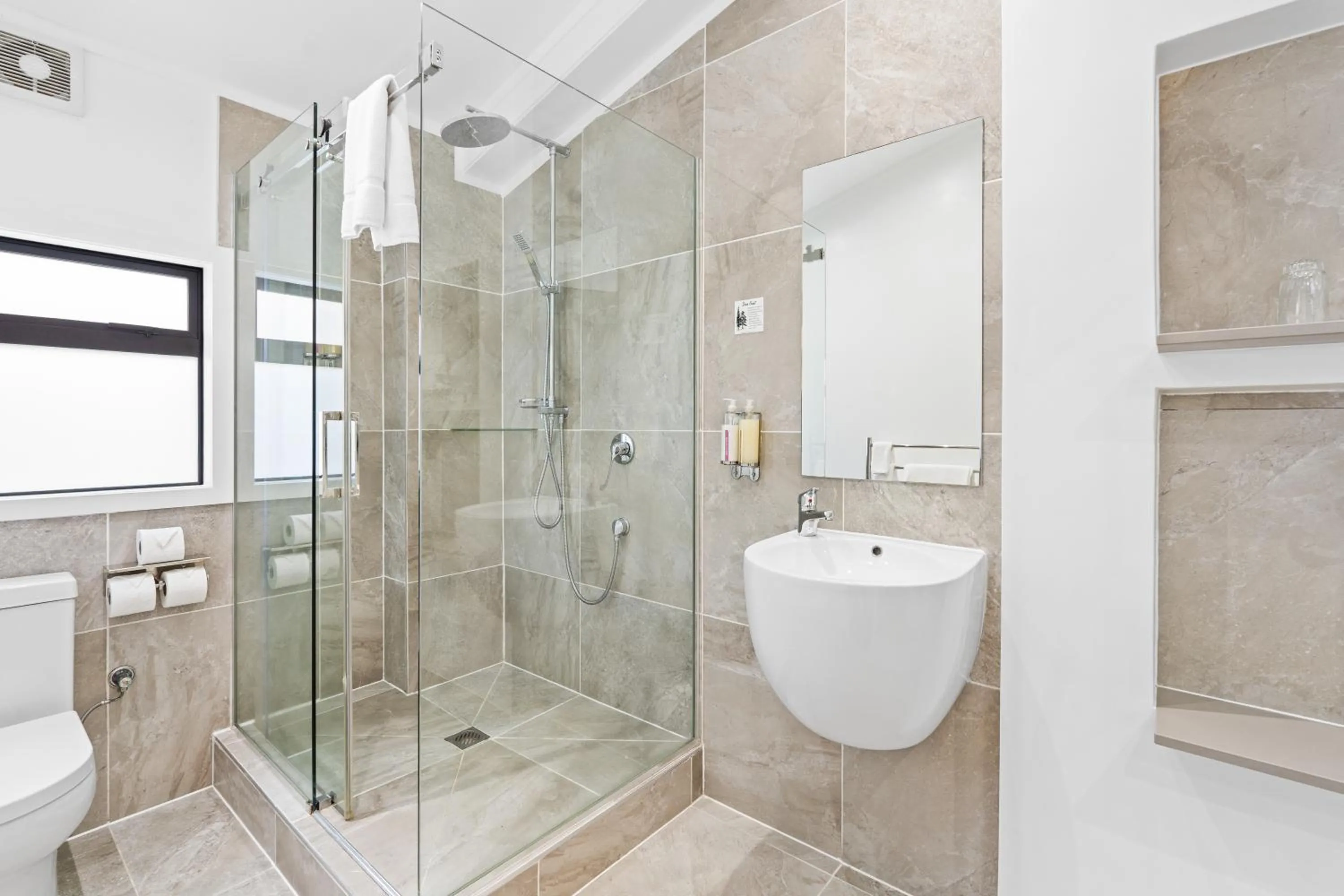 Bathroom in Orewa Beachcomber