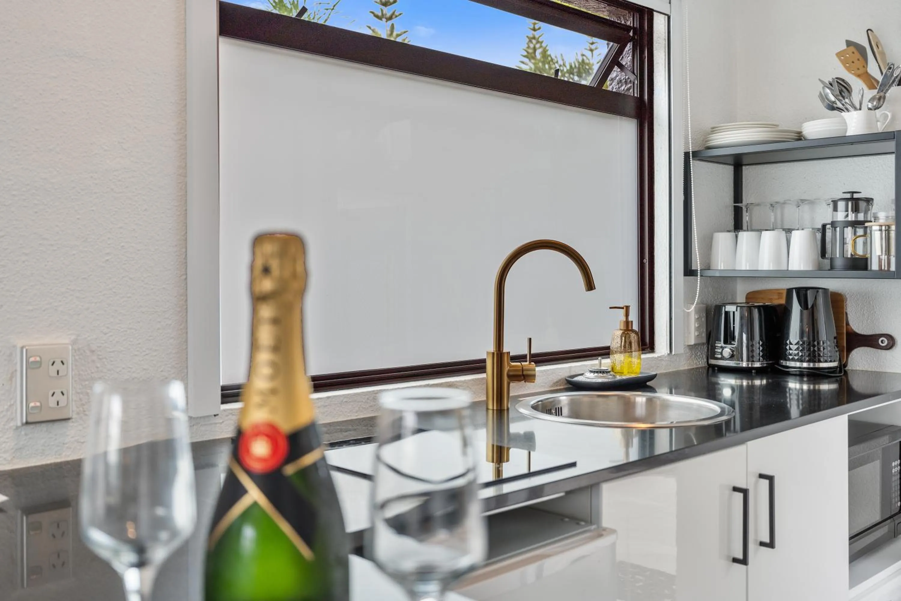 Kitchen or kitchenette in Orewa Beachcomber