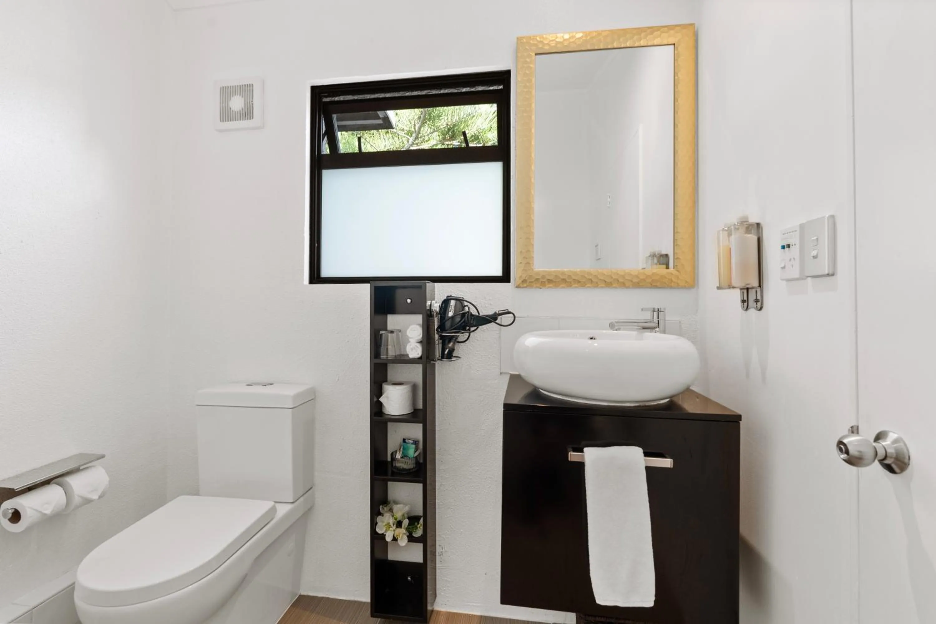 Bathroom in Orewa Beachcomber