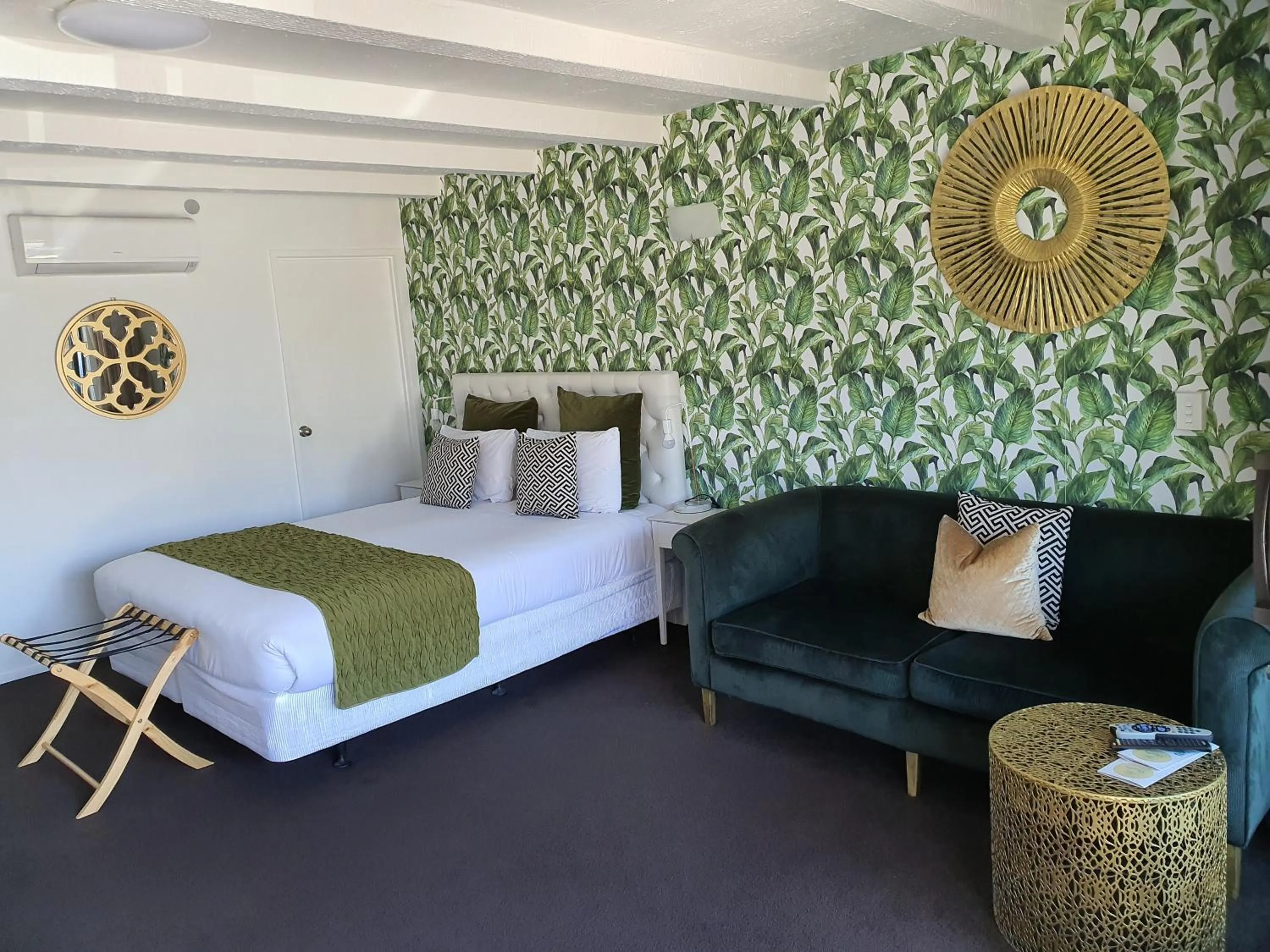 Seating area, Bed in Orewa Beachcomber