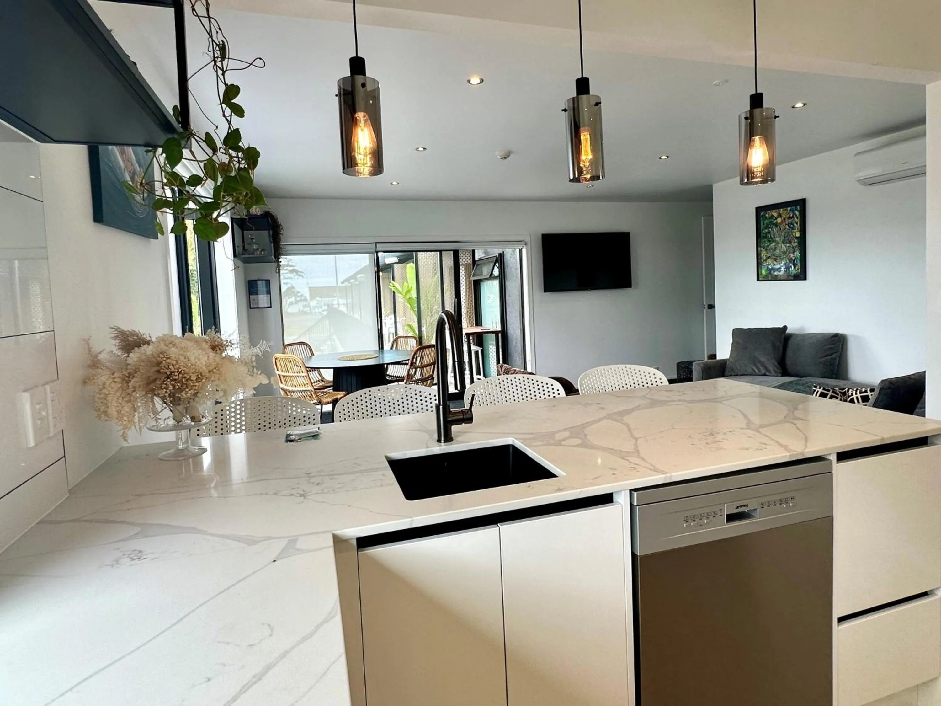 Kitchen or kitchenette in Orewa Beachcomber