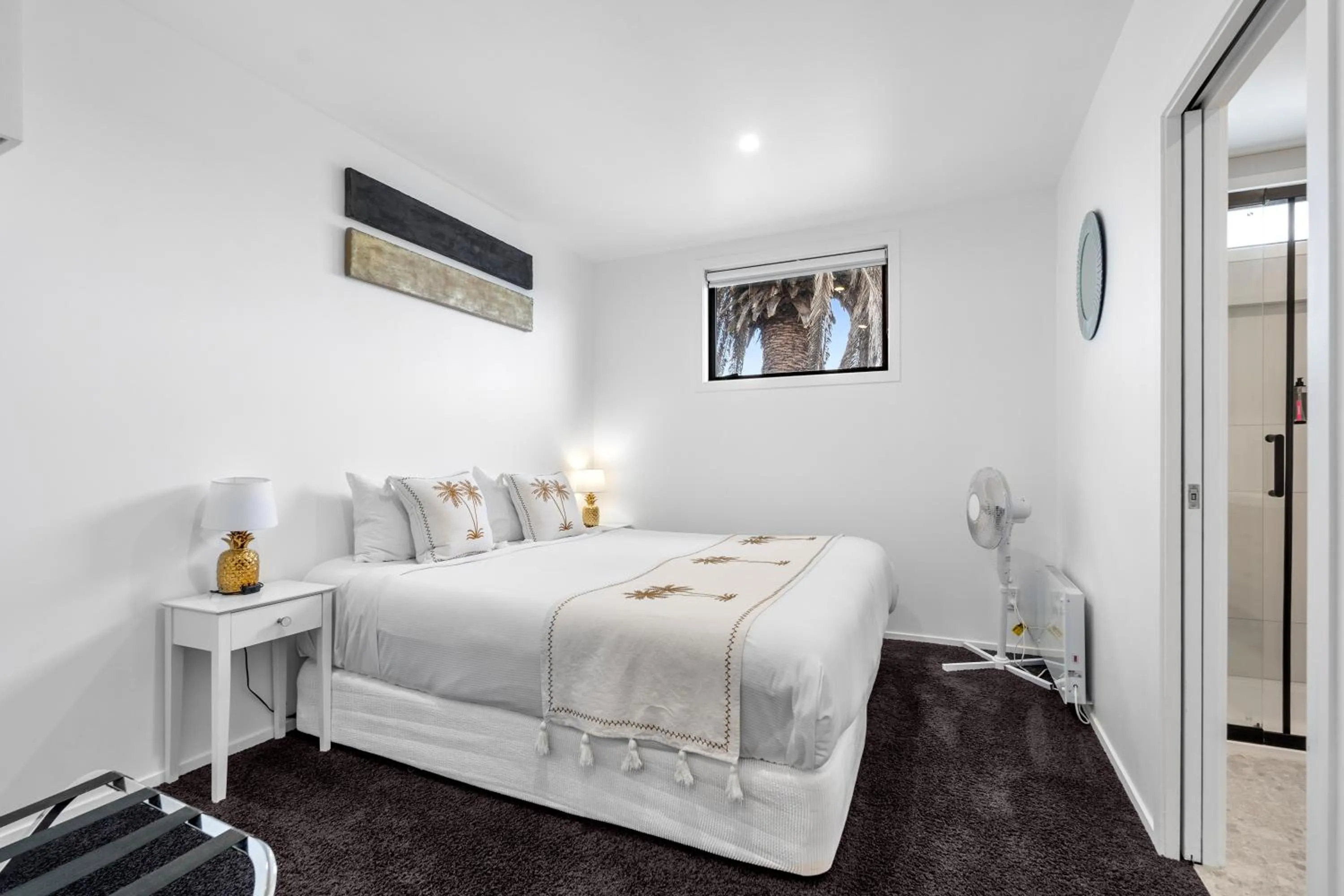 Bedroom, Bed in Orewa Beachcomber