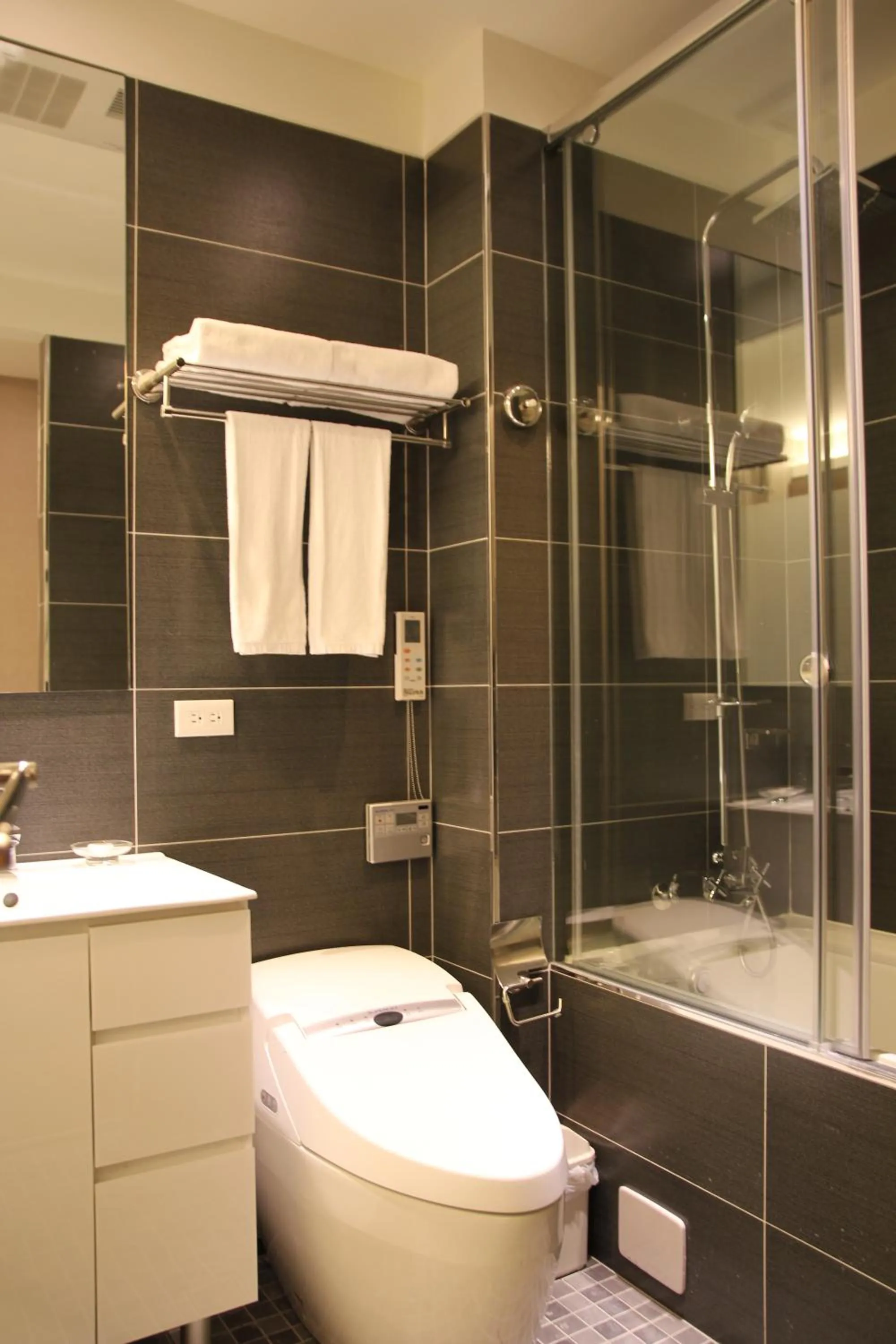 Shower in Capital Hotel SongShan