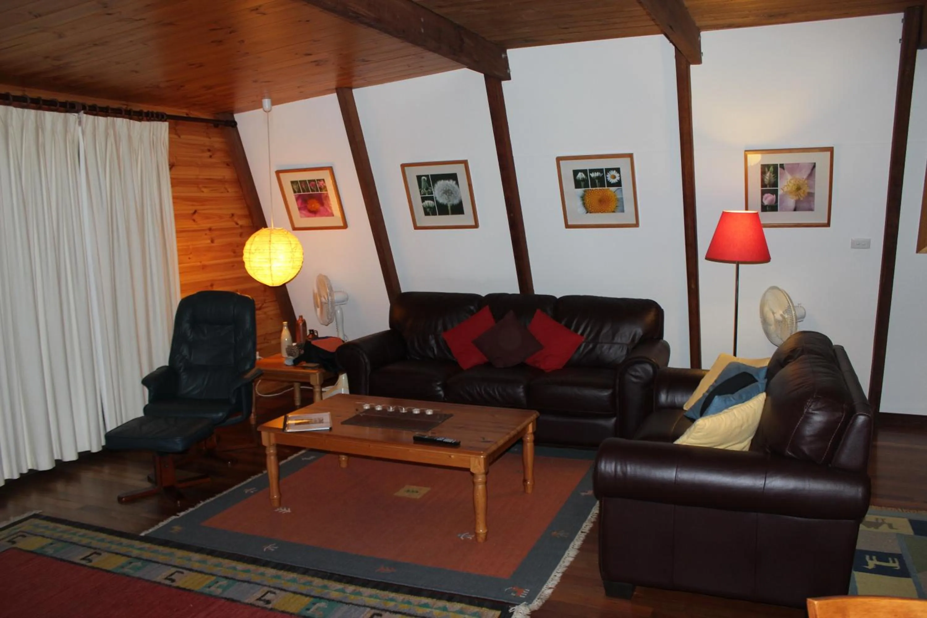 Living room in Green Leaves Cabin