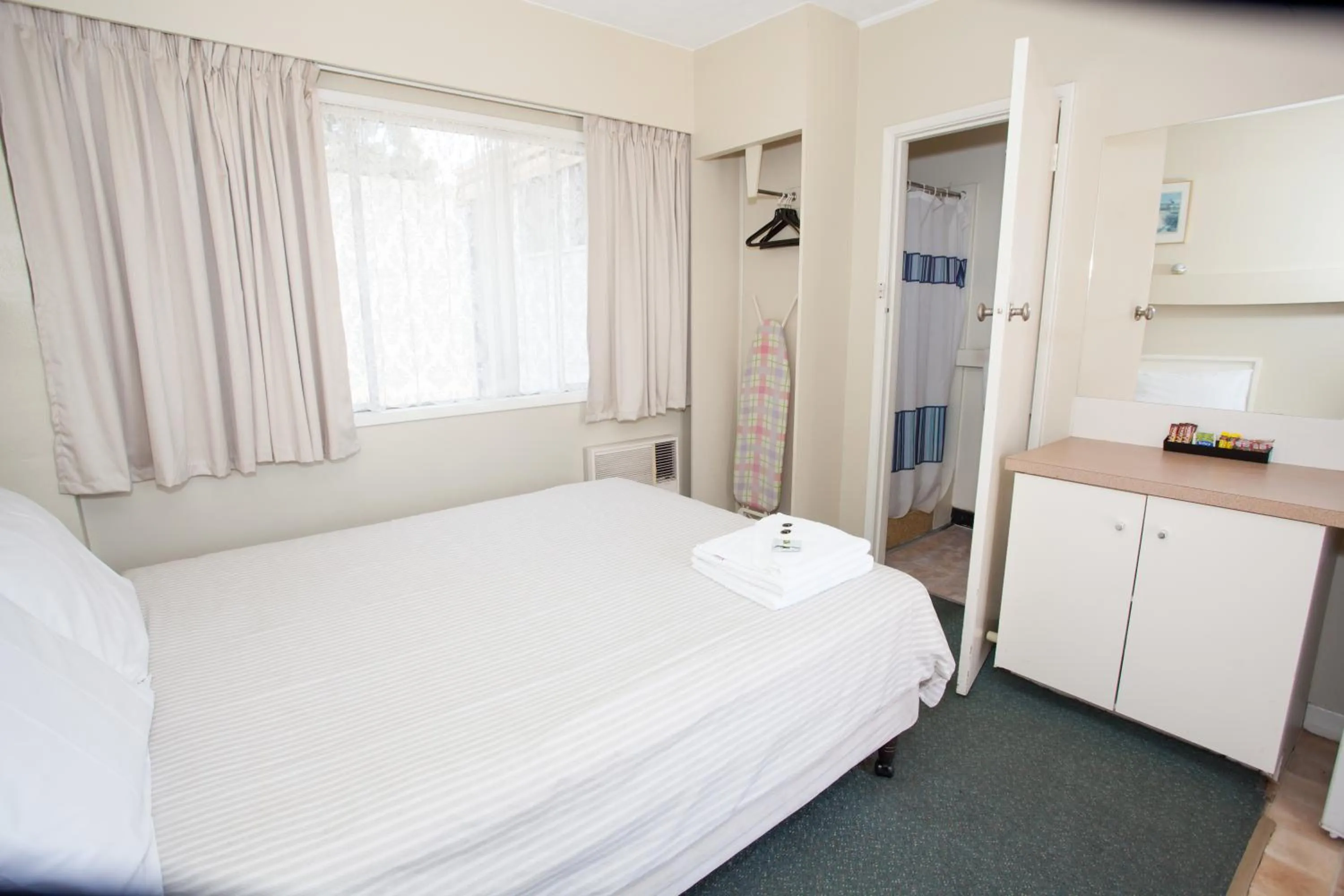View (from property/room), Bed in Corio Bay Motel
