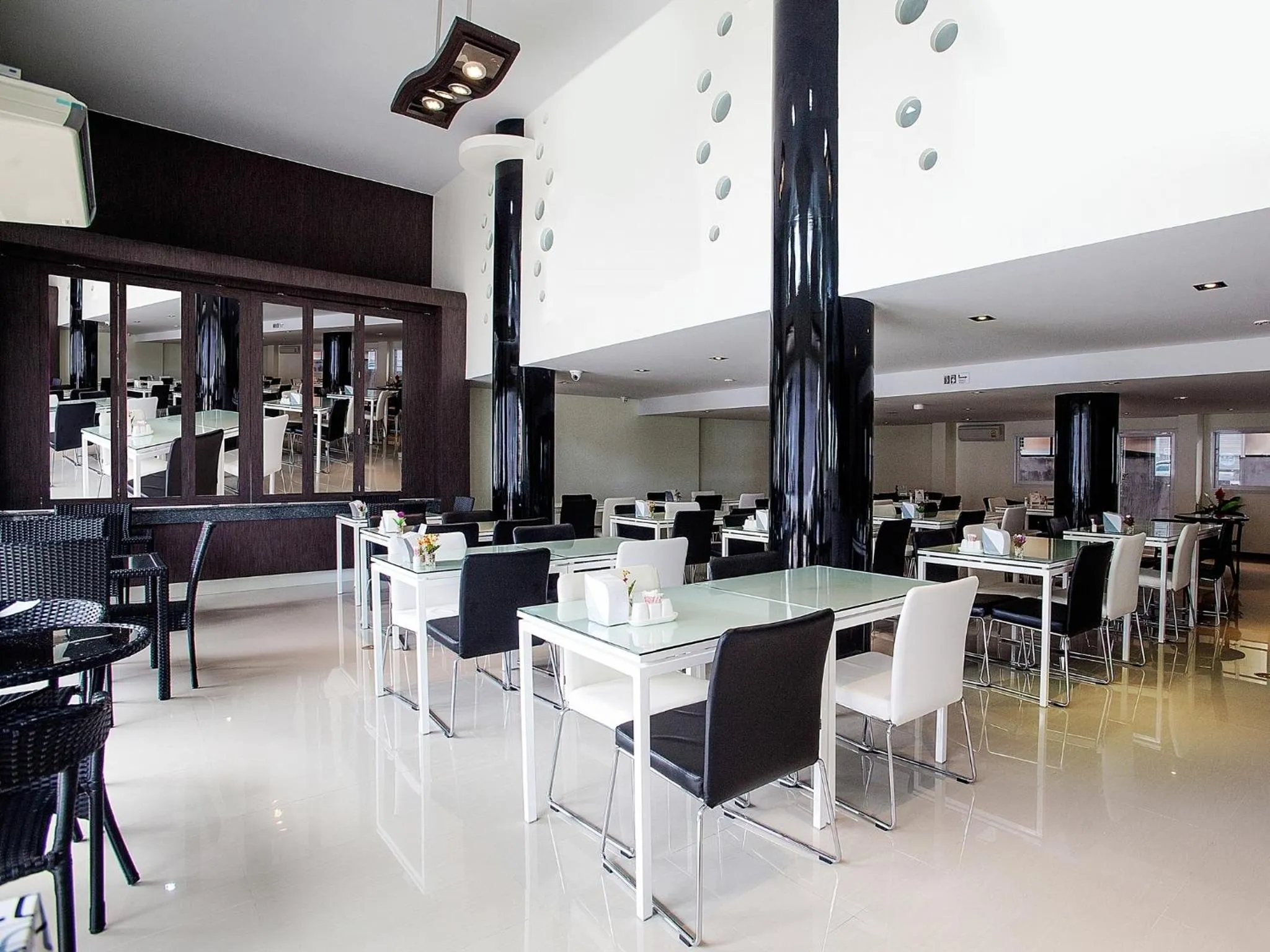 Restaurant/places to eat in MD Grand Hotel Nakhon