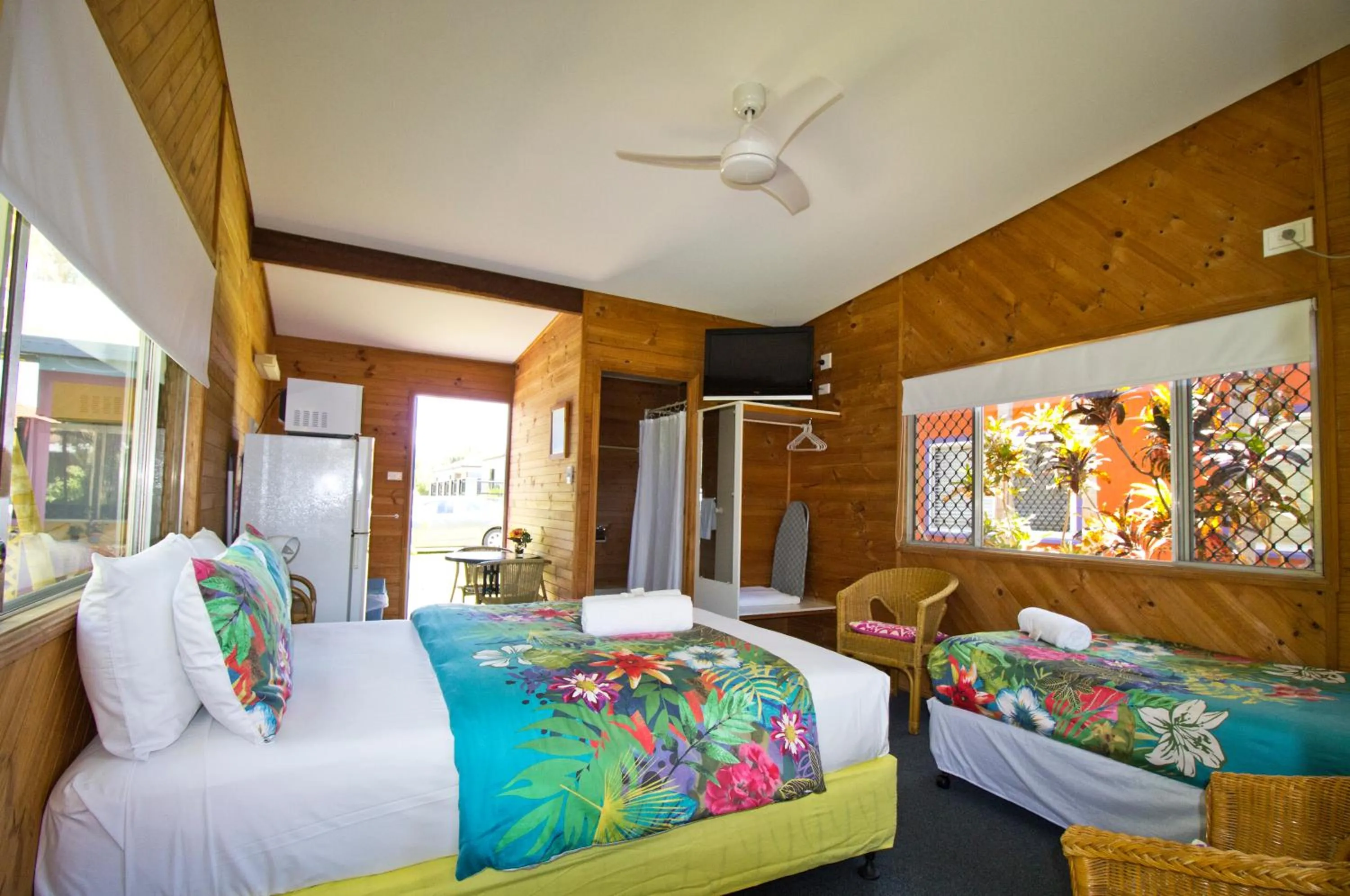 TV and multimedia, Bed in Bargara Gardens Boutique Villas