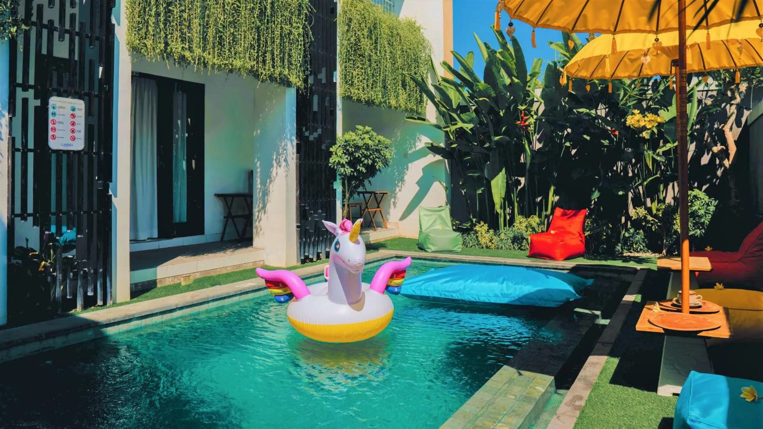 Swimming pool in Bahana Guest House