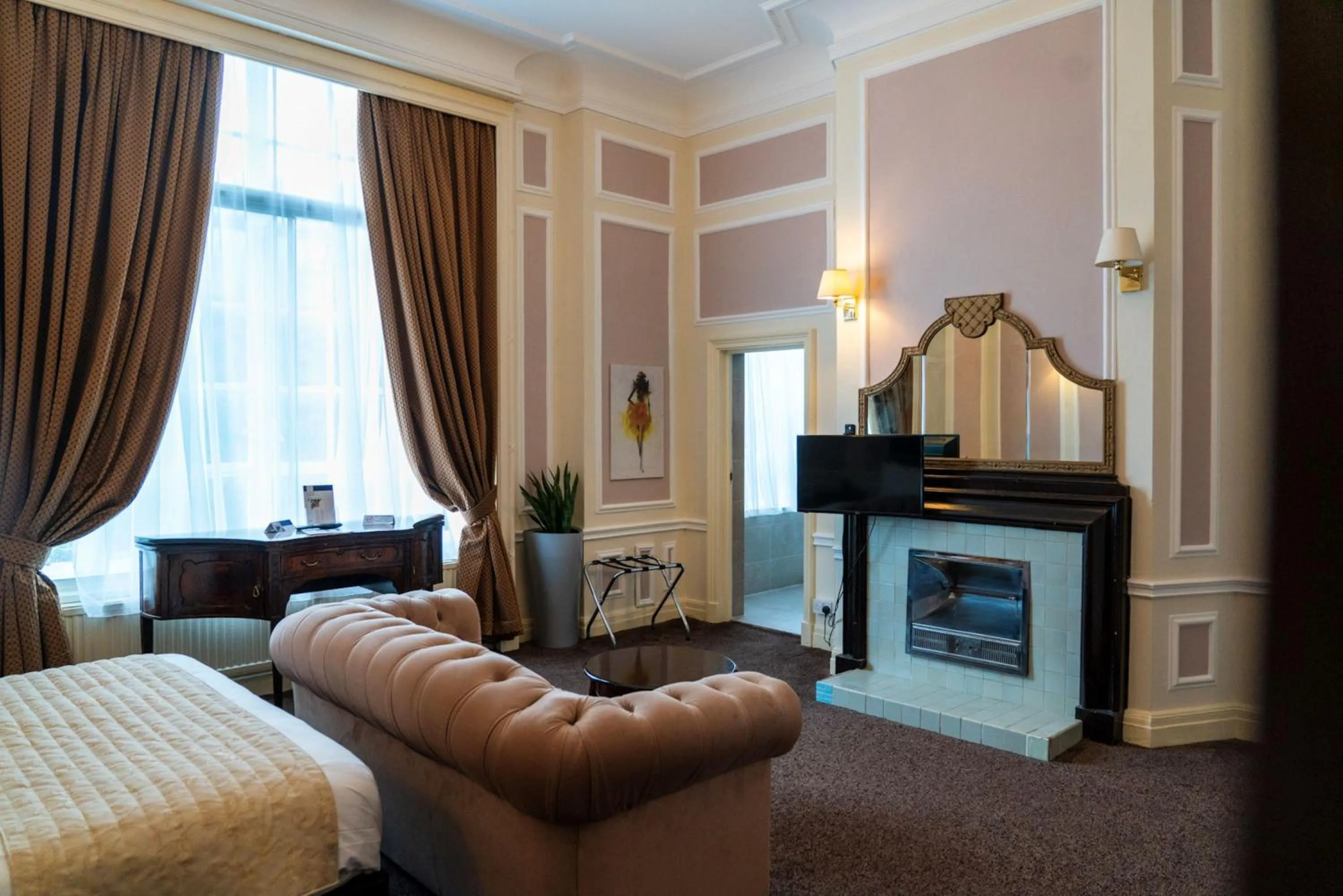 Bed in Adelphi Hotel