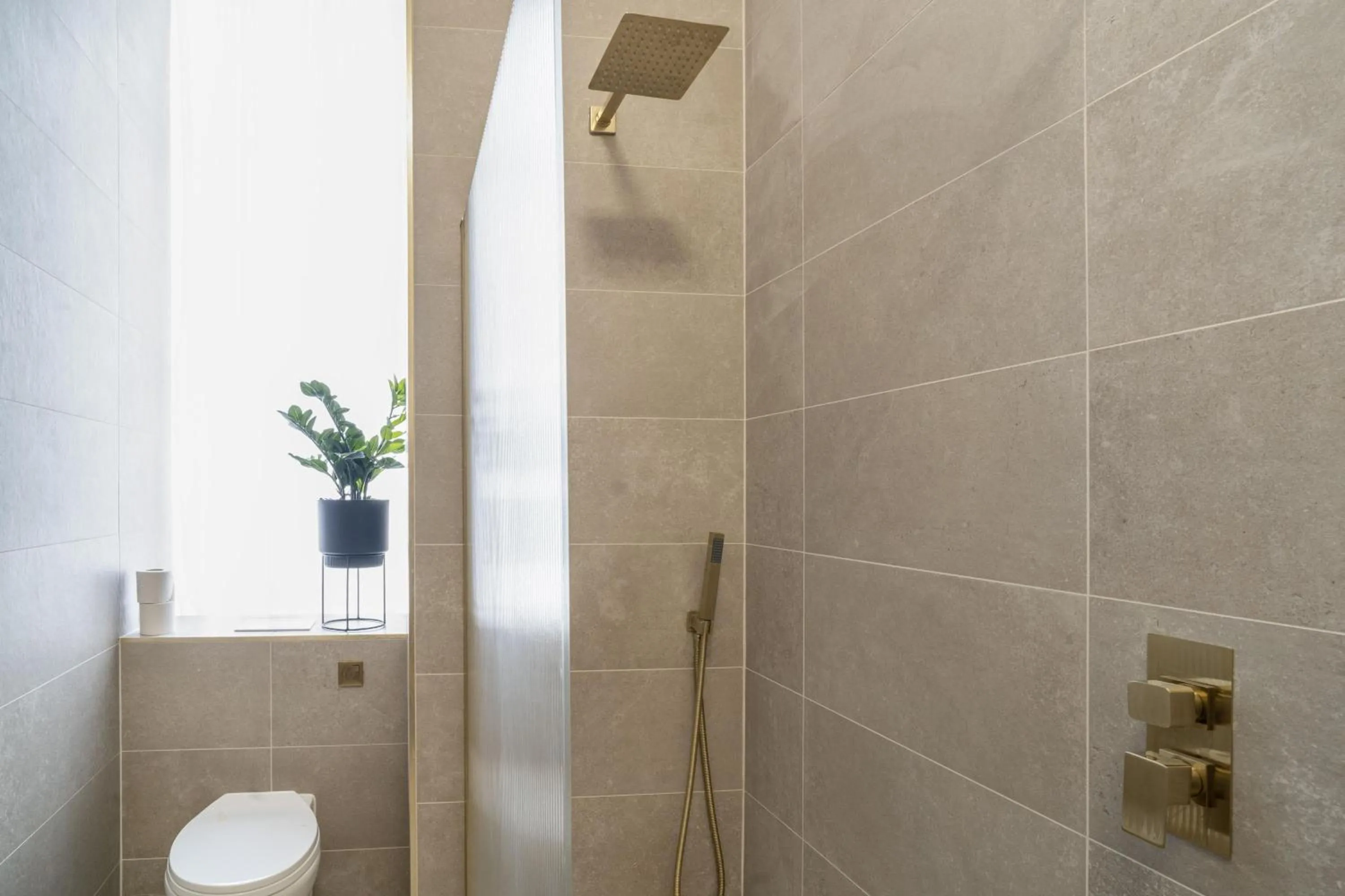 Shower in Adelphi Hotel