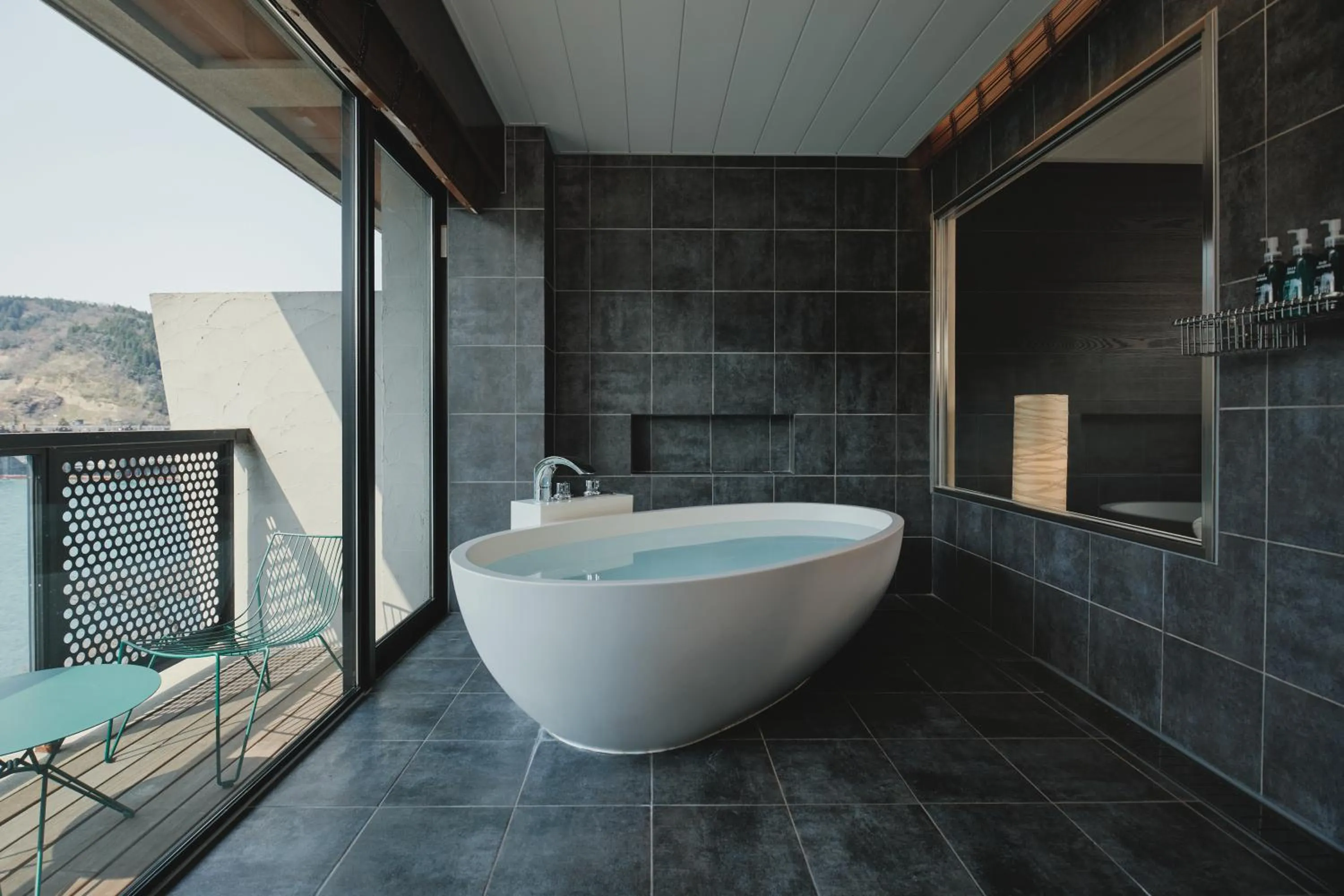 Bath in River Retreat Garaku