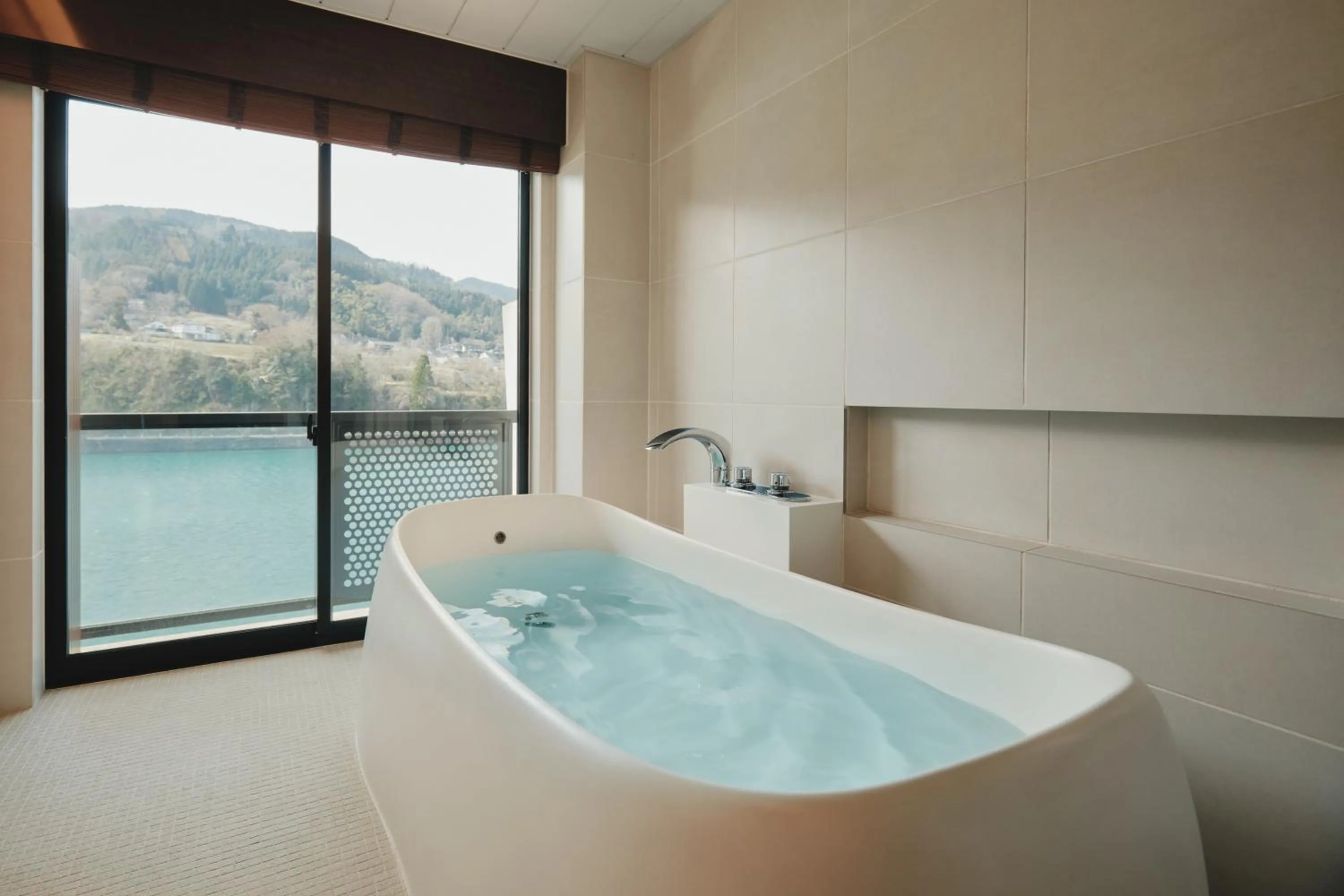 Bath in River Retreat Garaku