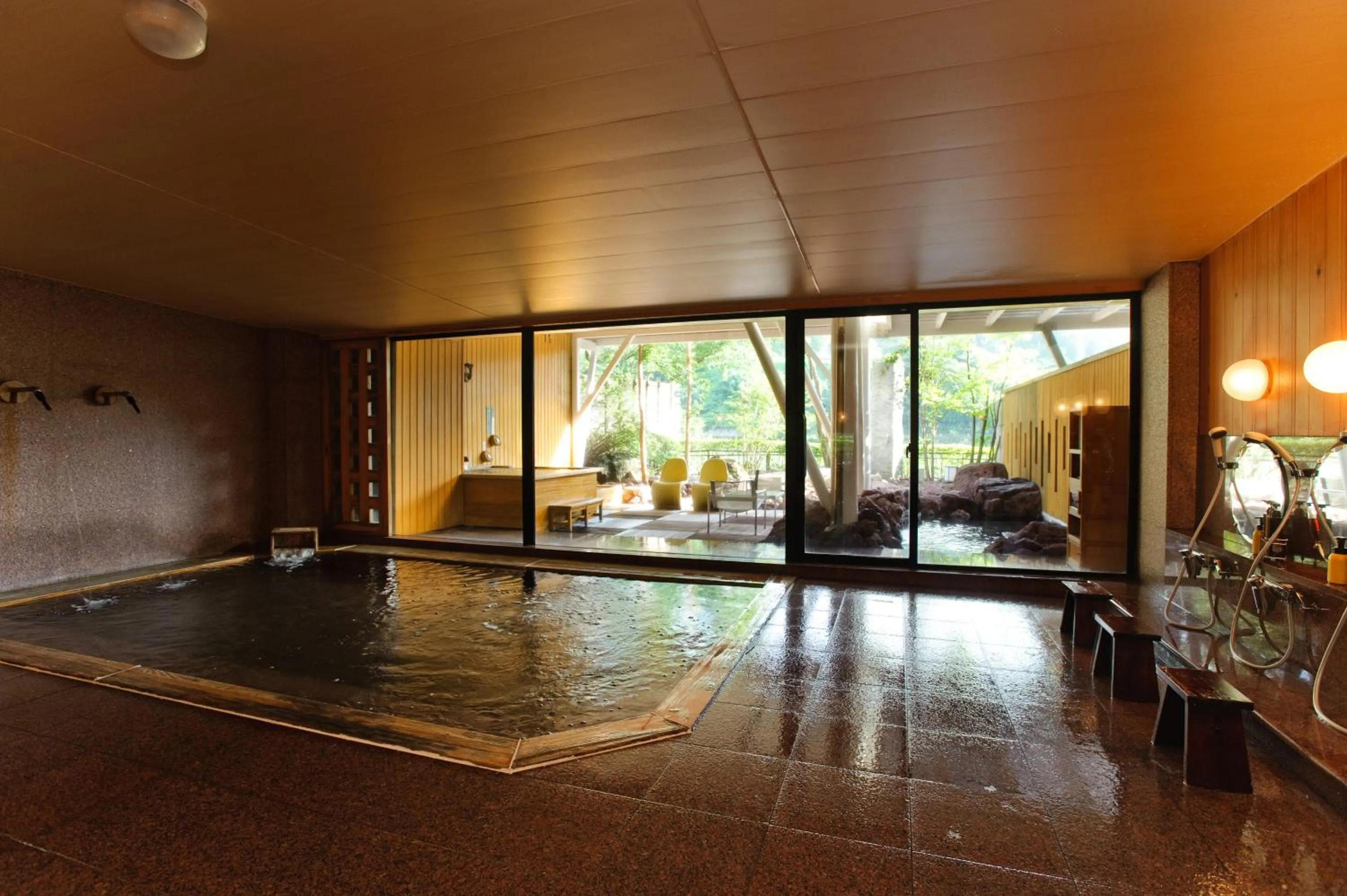 Public Bath in River Retreat Garaku