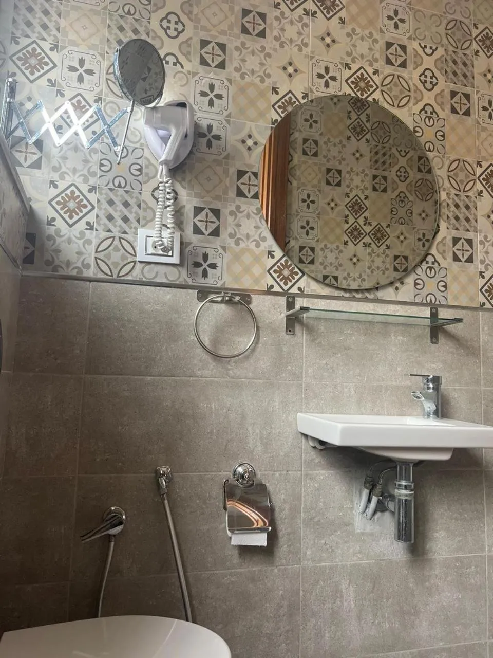 Shower in Hotel Transatlantique Tunis