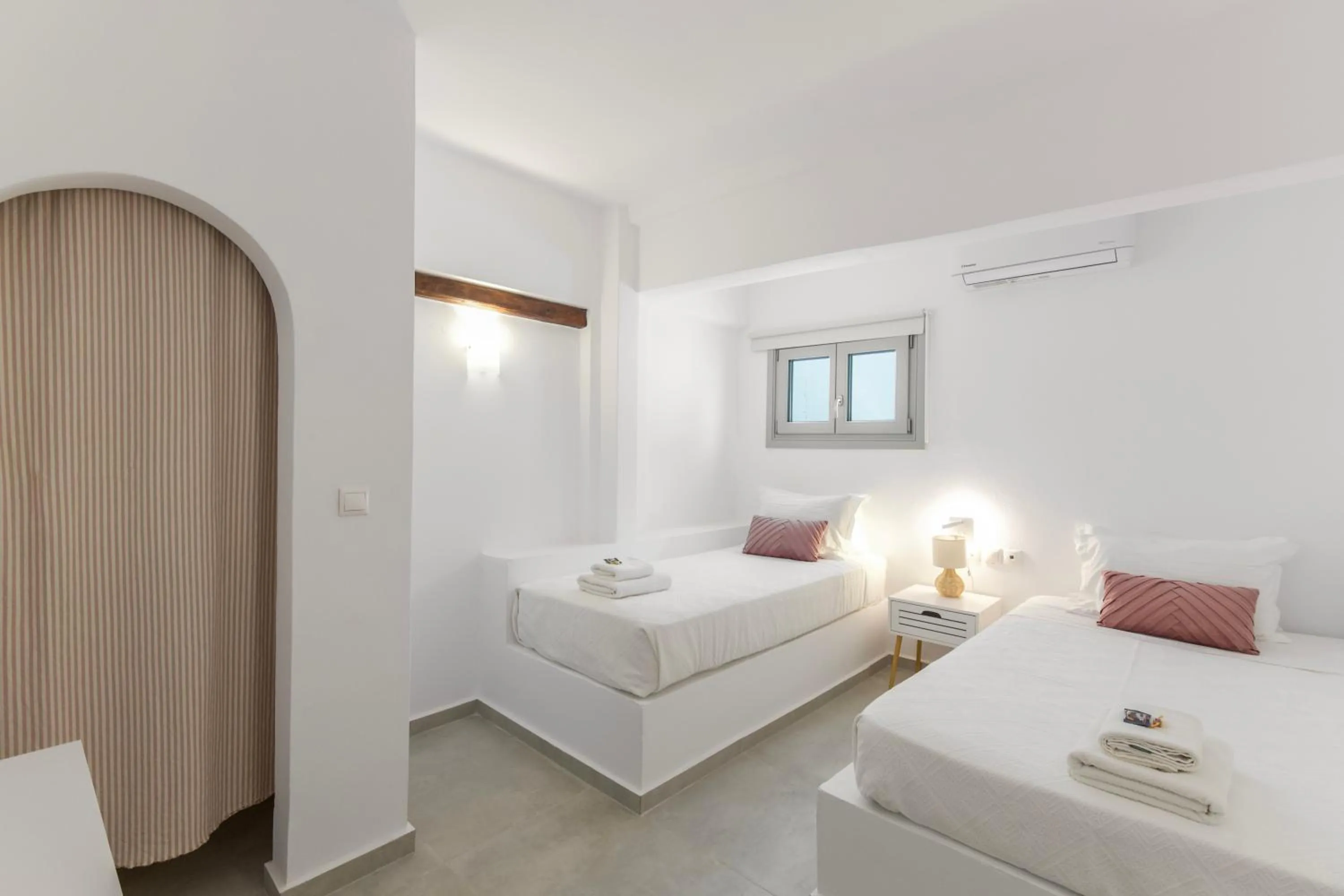 Photo of the whole room, Bed in Margarita Studios Ambelas