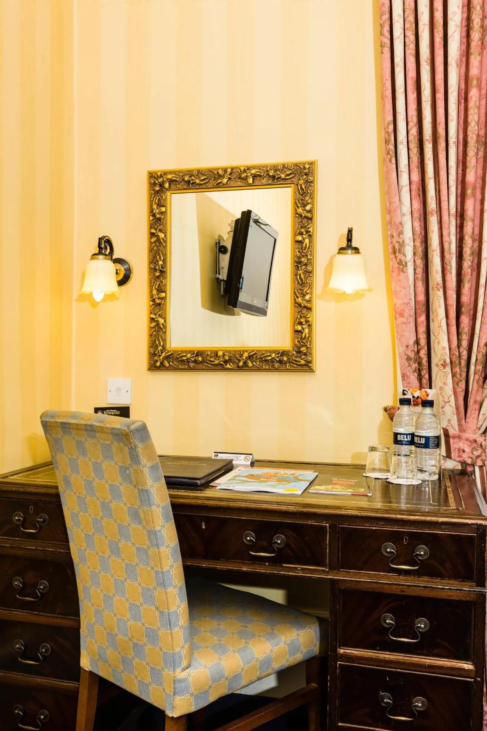 Seating area in Best Western Swiss Cottage Hotel