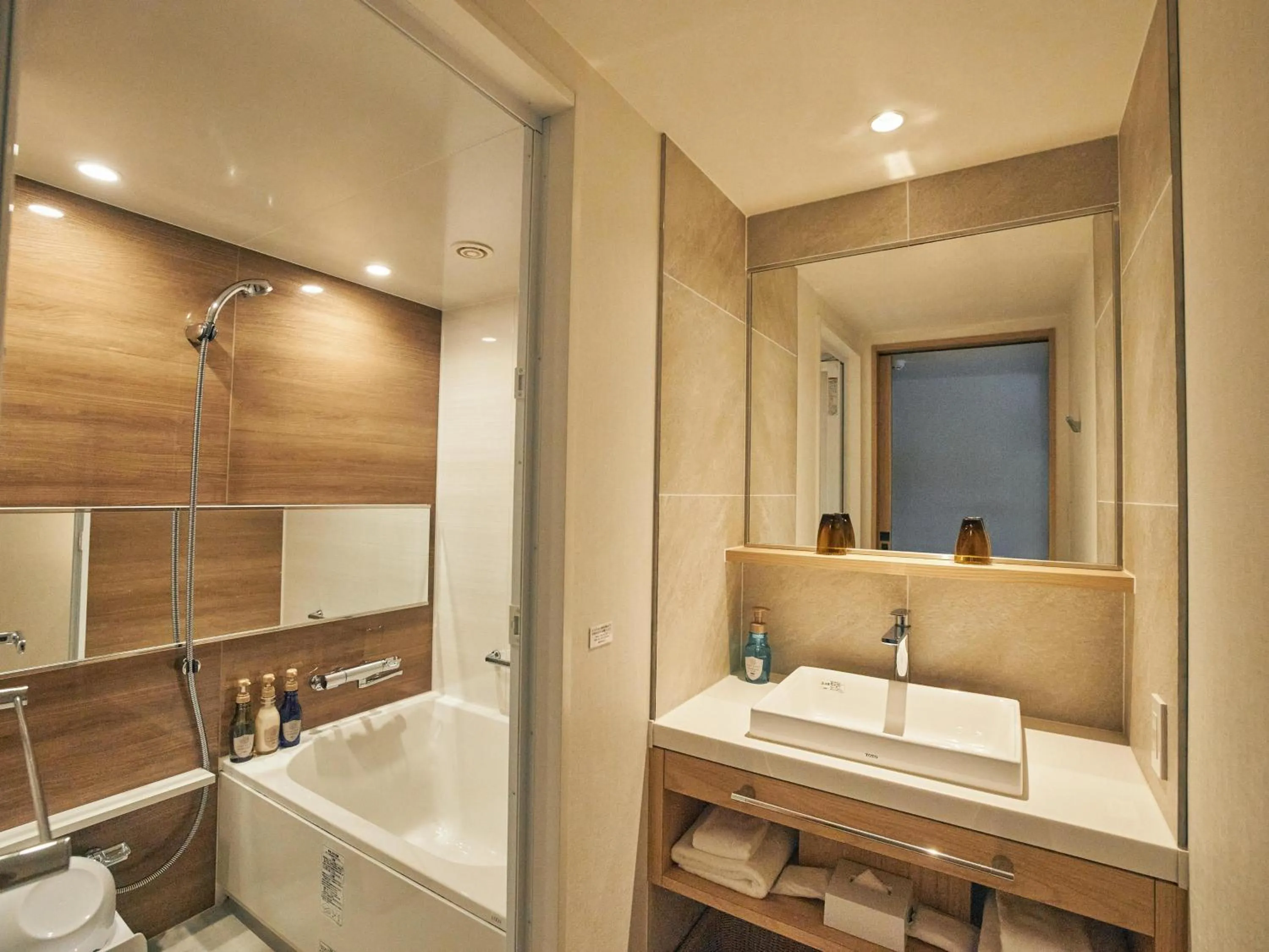 Shower in Hotel Traveltine Kyoto Kiyamachi