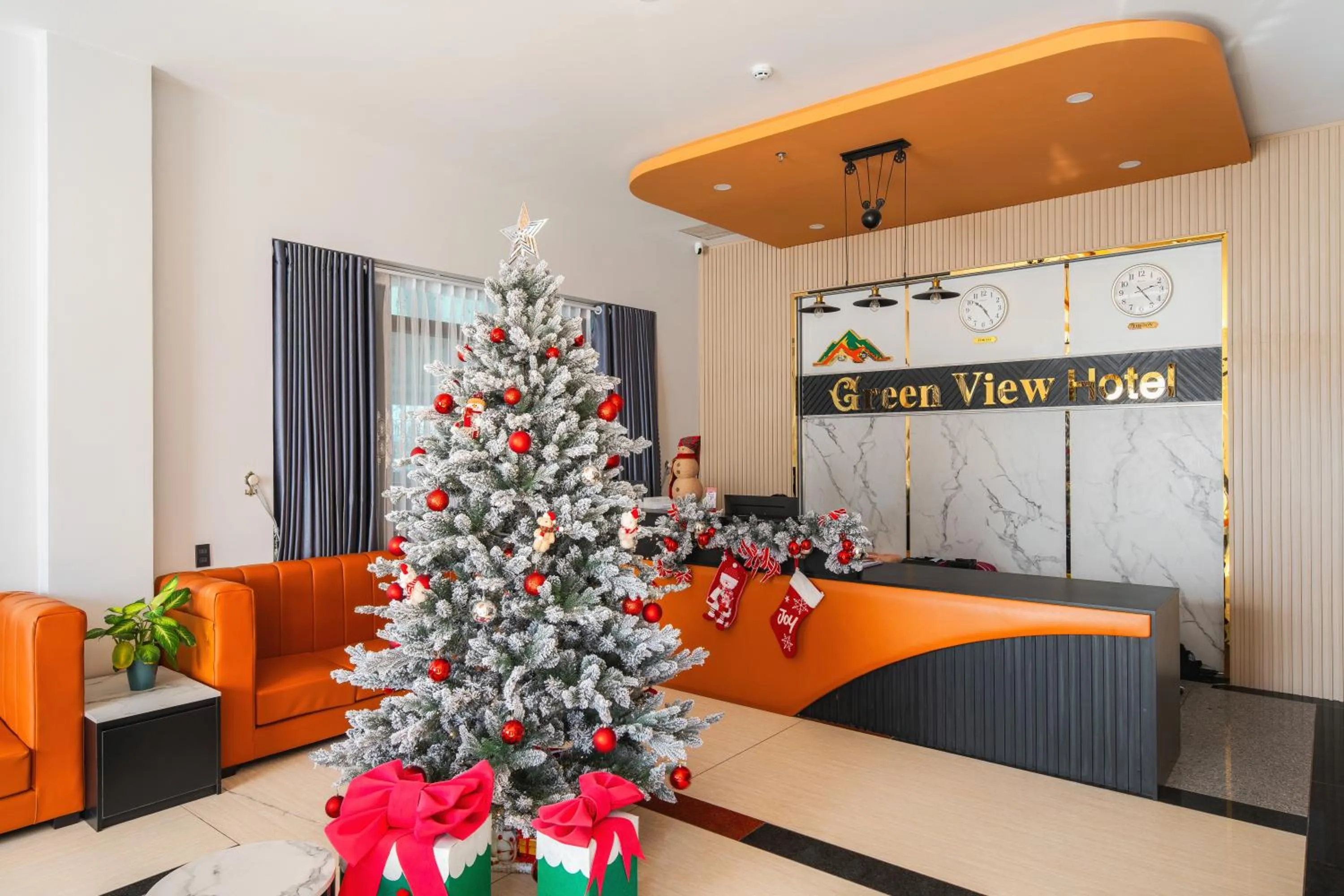 concierge in Greenview City Hotel