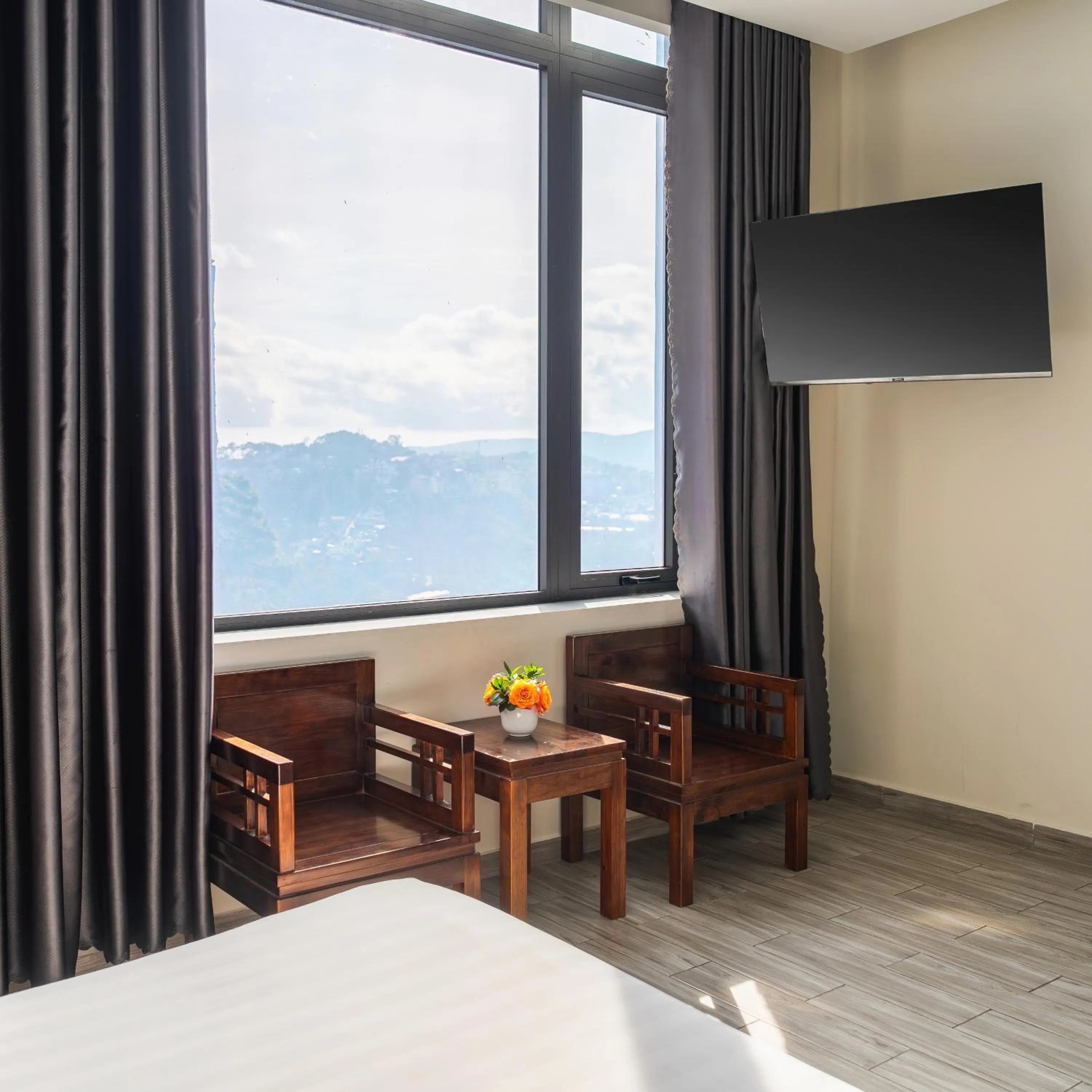 Day, Bed in Greenview City Hotel