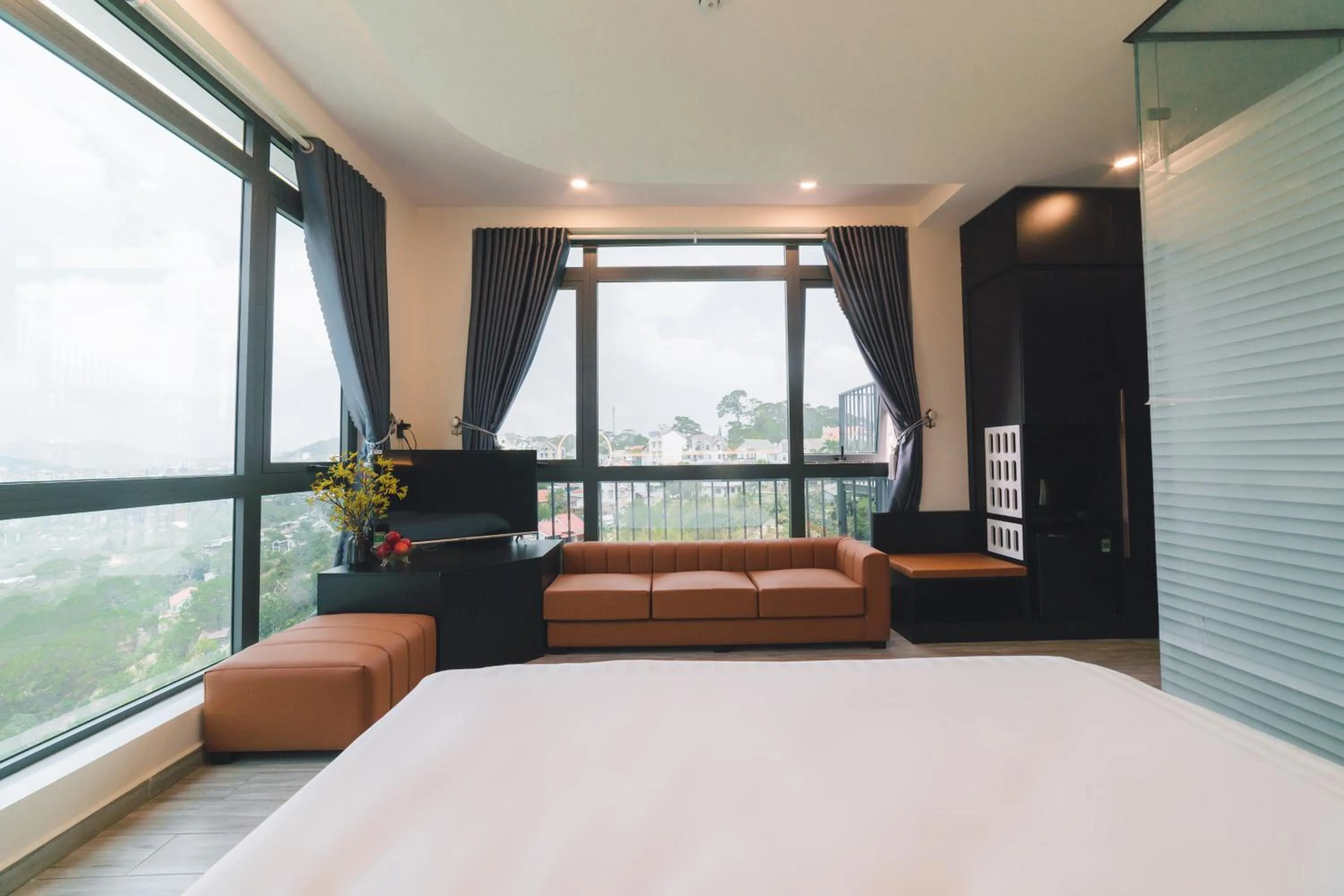 Photo of the whole room, Bed in Greenview City Hotel