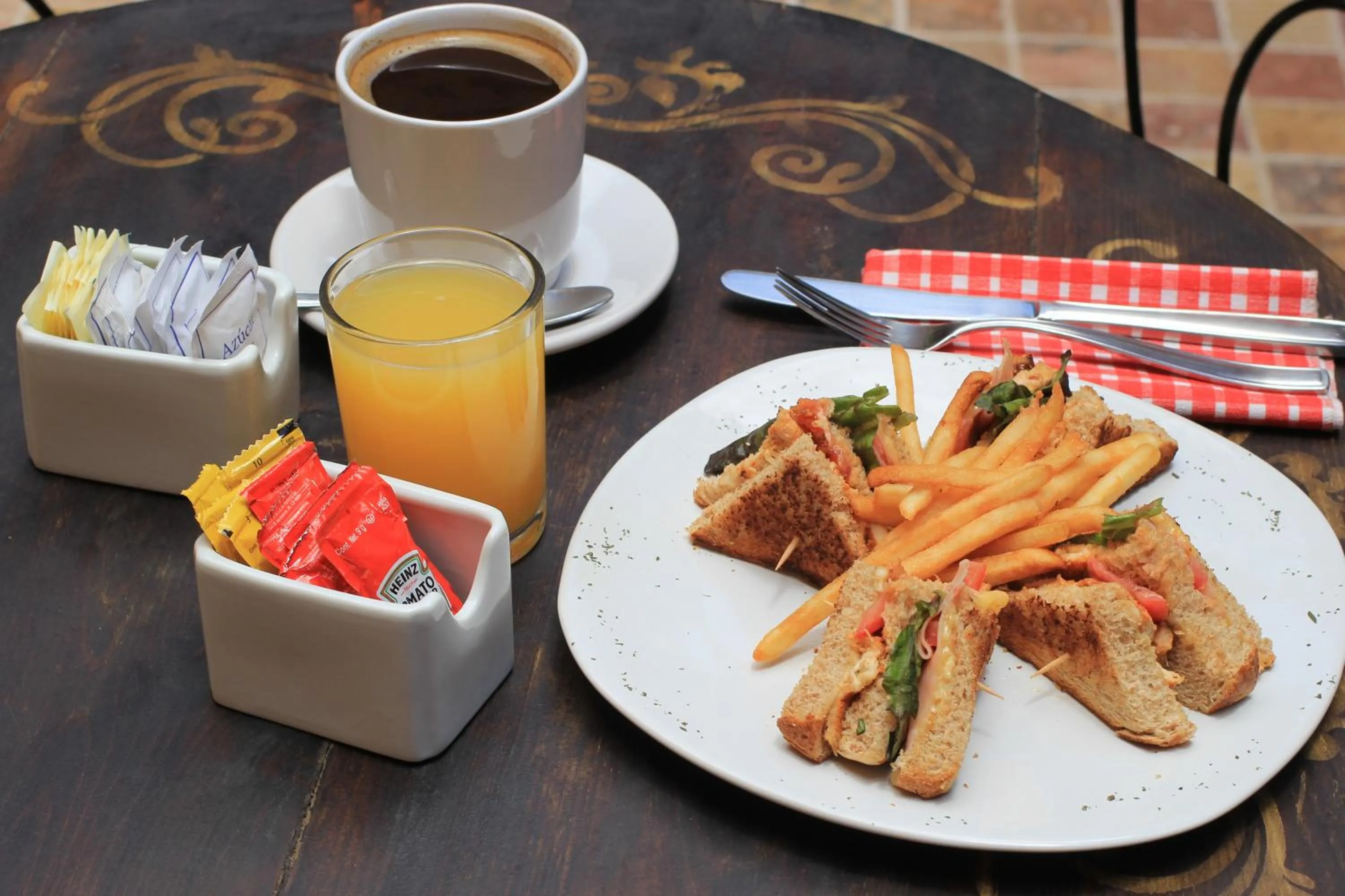 Food in HOTEL PLAZA SAN CRISTOBAL INN