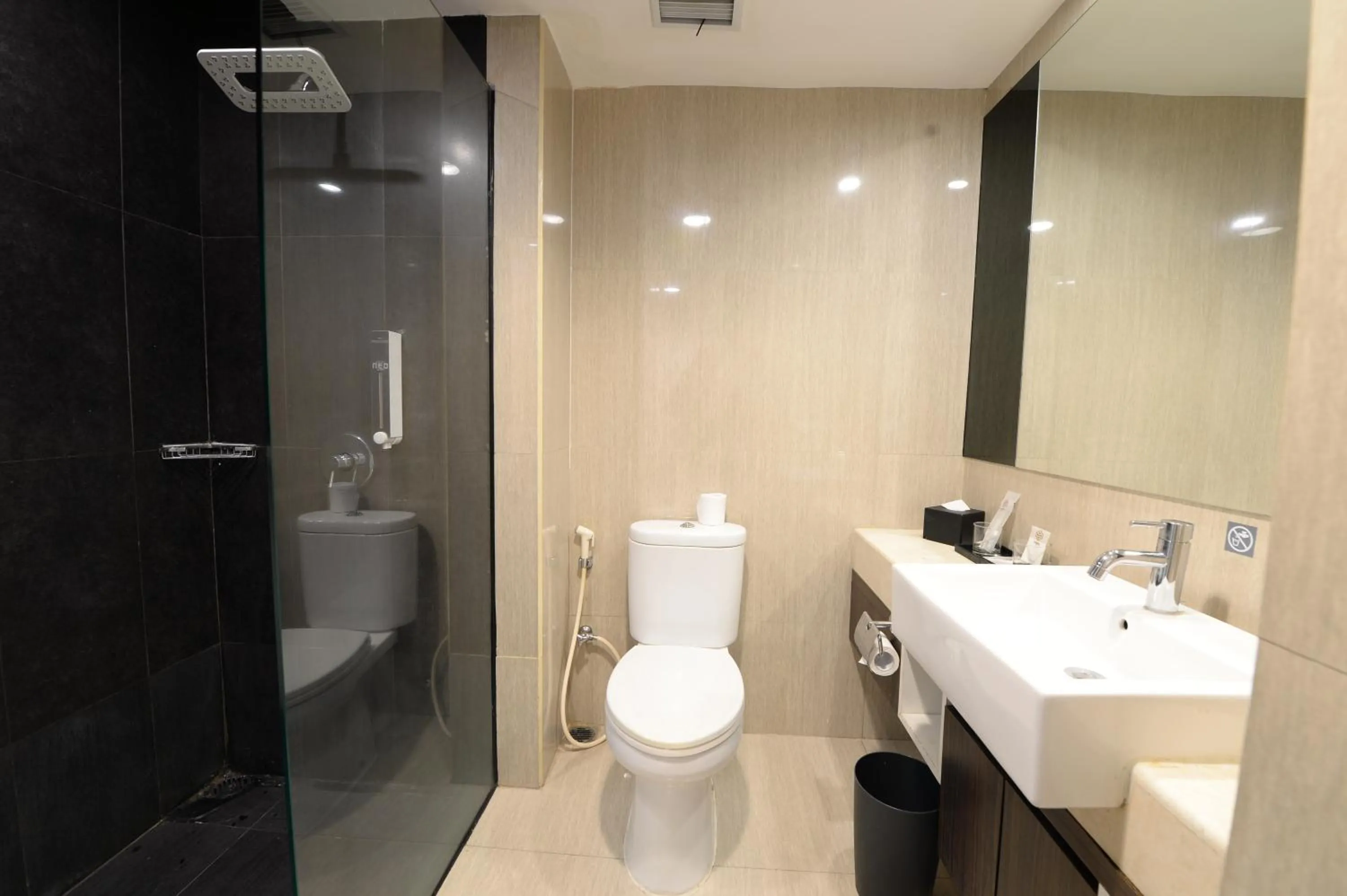 Bathroom in HORU HOTEL MANGGA DUA SQUARE