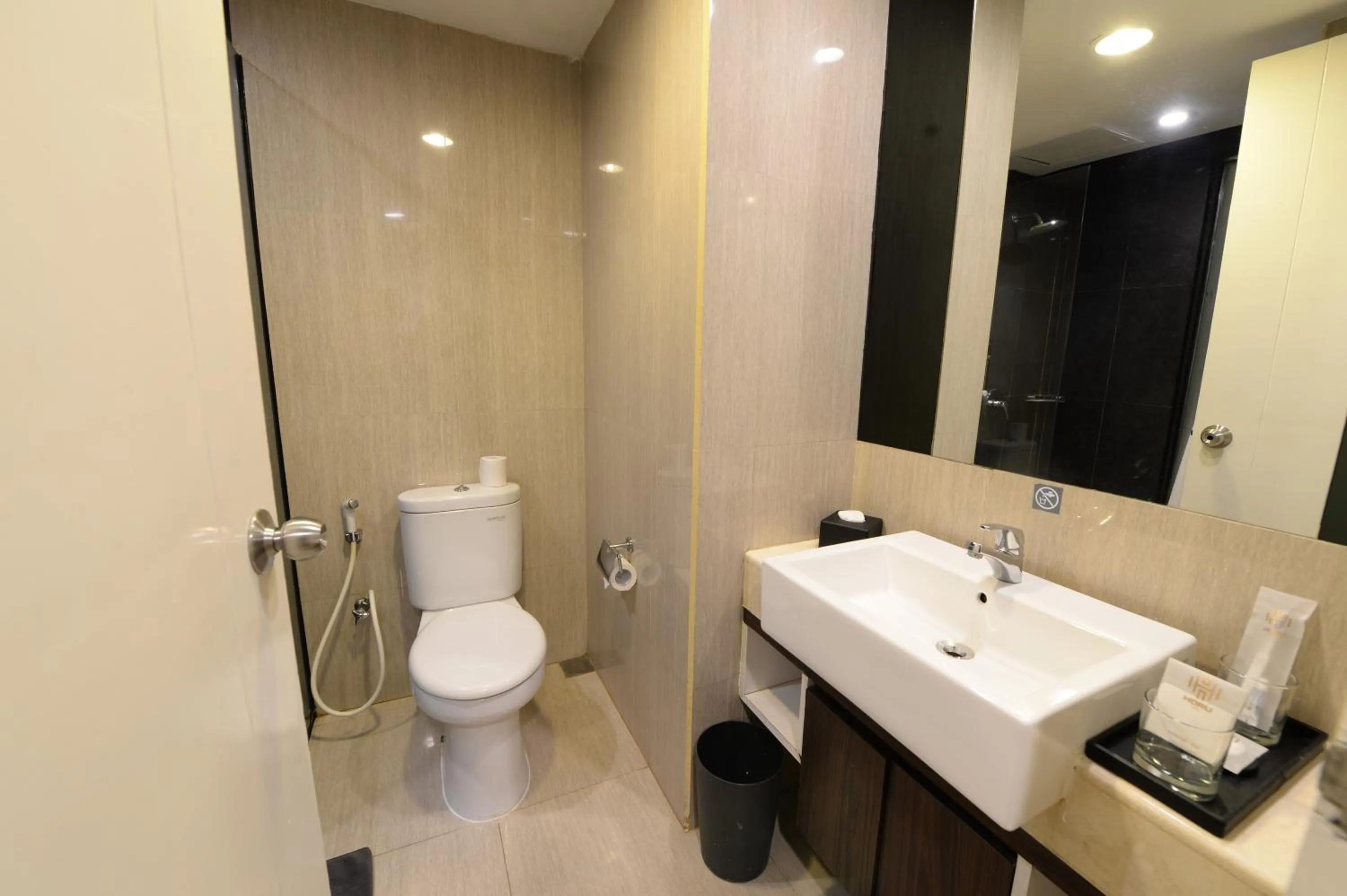 Bathroom in HORU HOTEL MANGGA DUA SQUARE