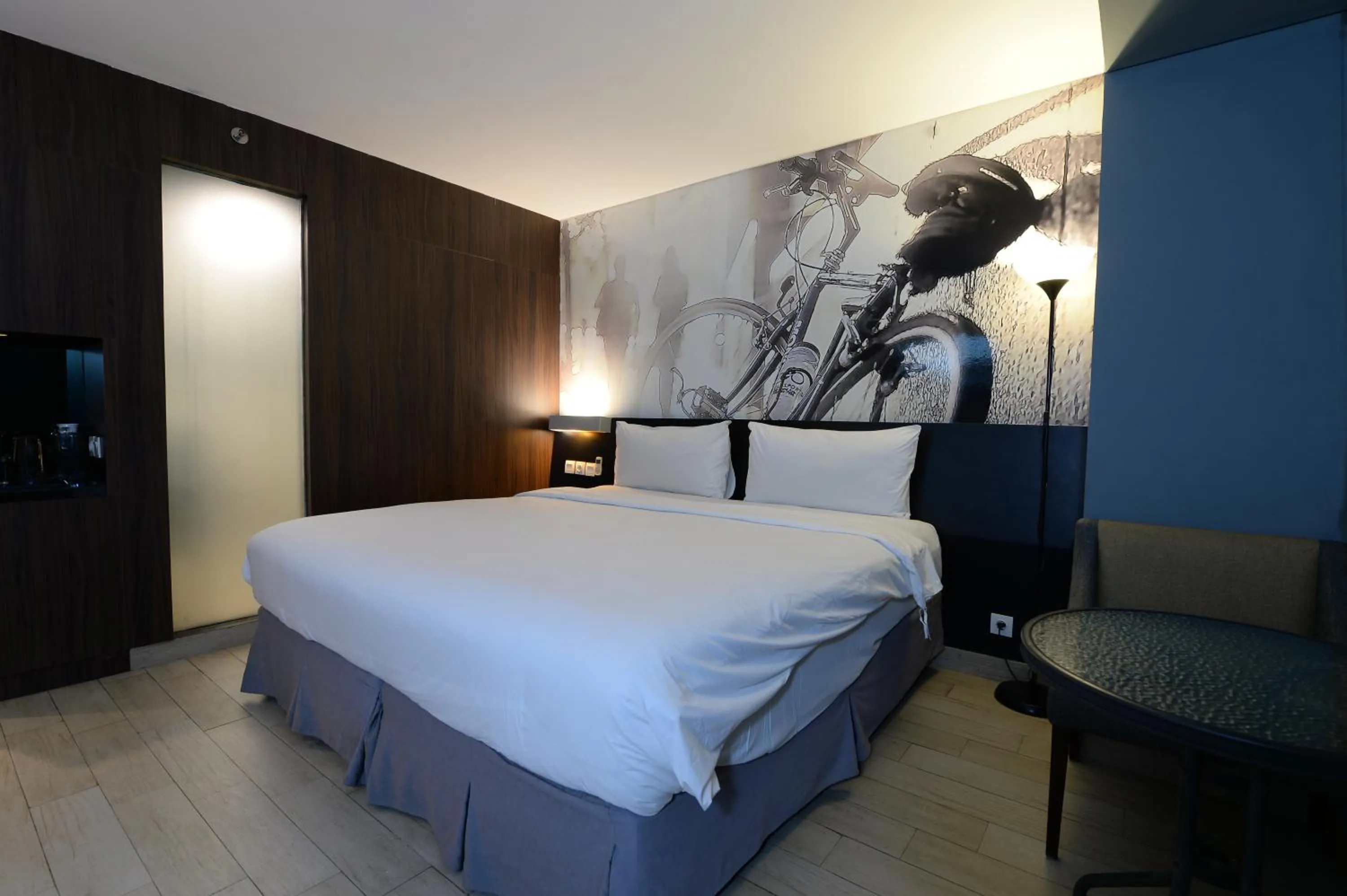 Guests, Bed in HORU HOTEL MANGGA DUA SQUARE