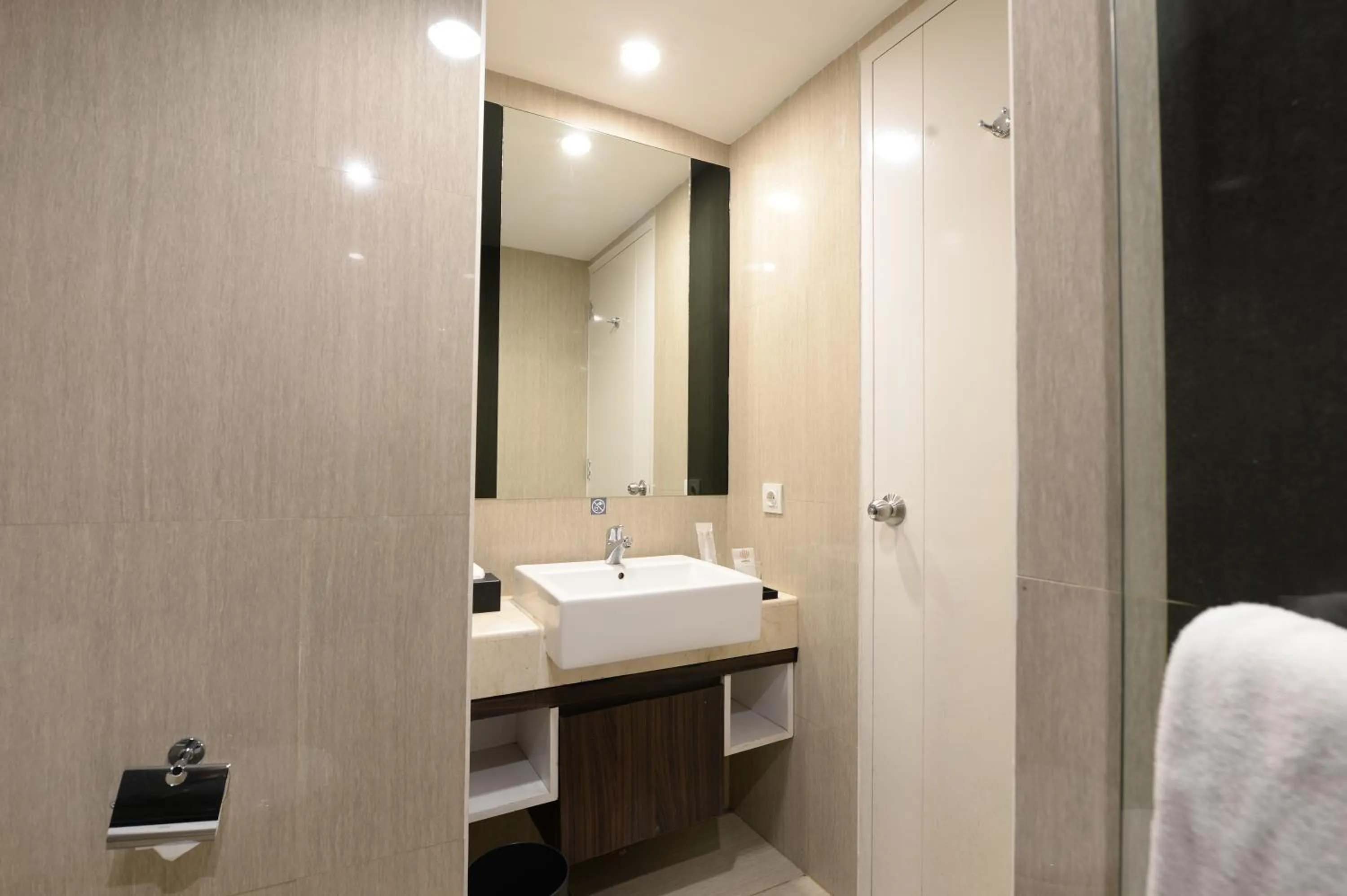 Bathroom, Bed in HORU HOTEL MANGGA DUA SQUARE