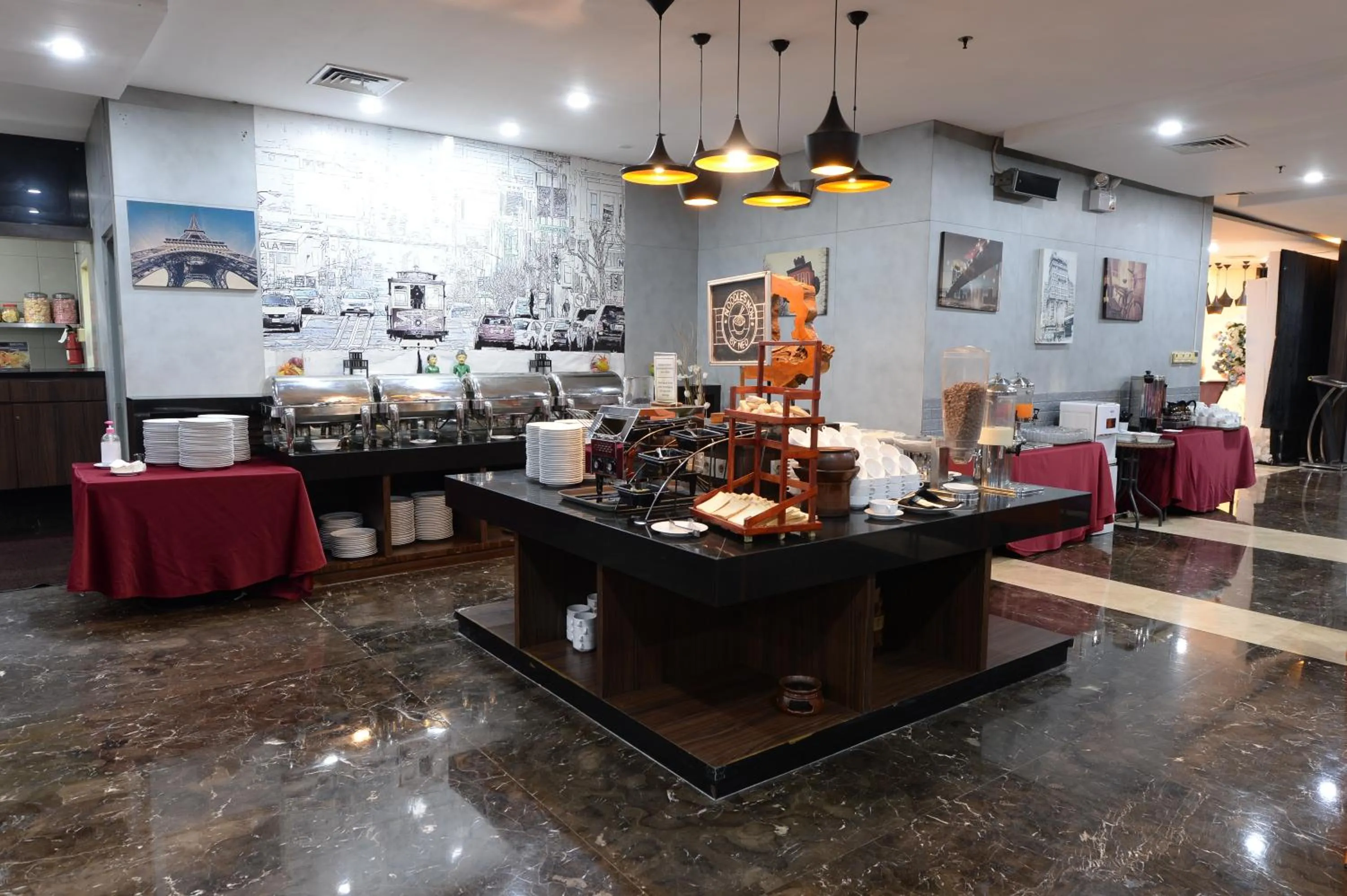 Restaurant/places to eat in HORU HOTEL MANGGA DUA SQUARE