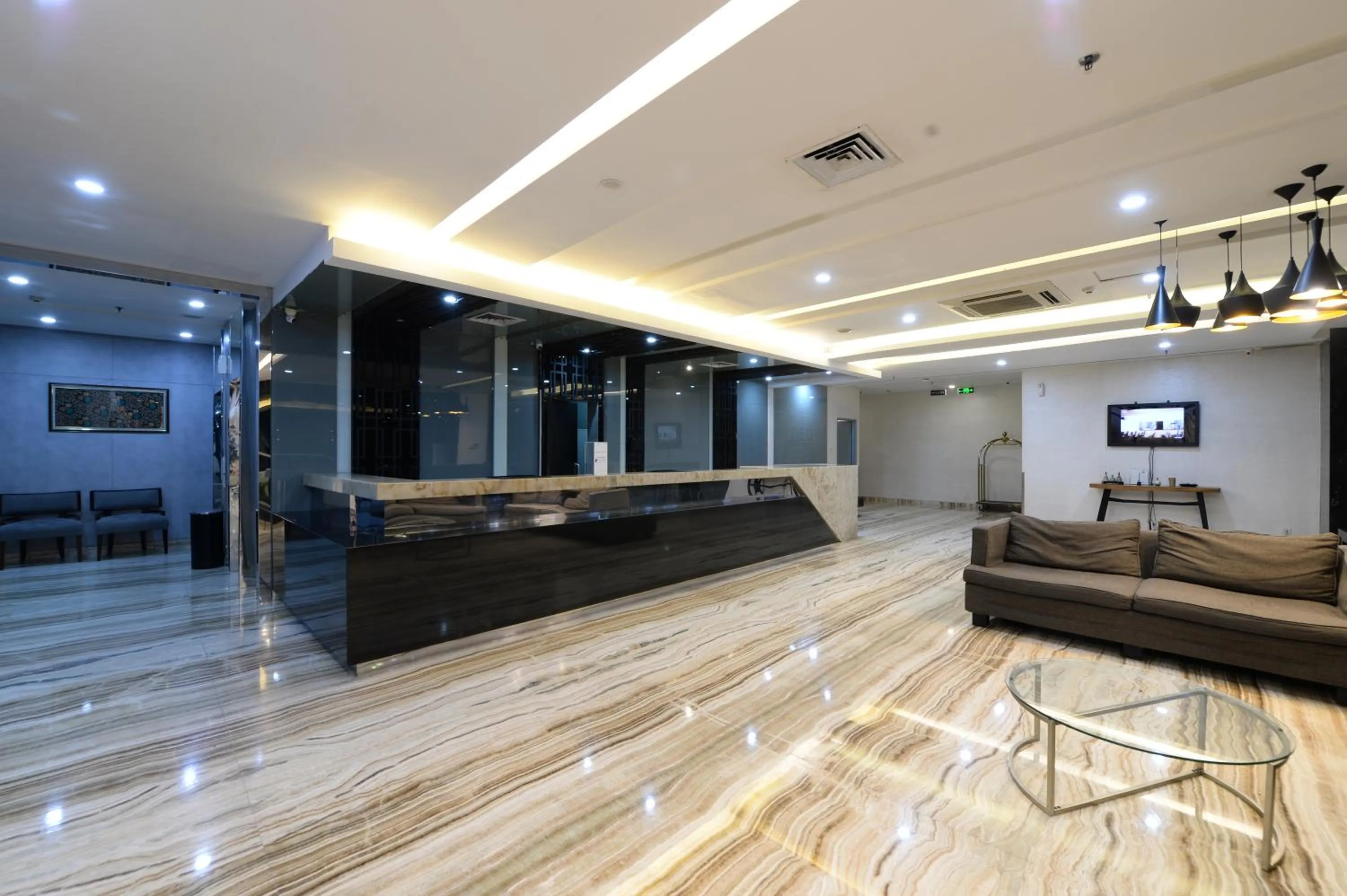 Lobby or reception in HORU HOTEL MANGGA DUA SQUARE