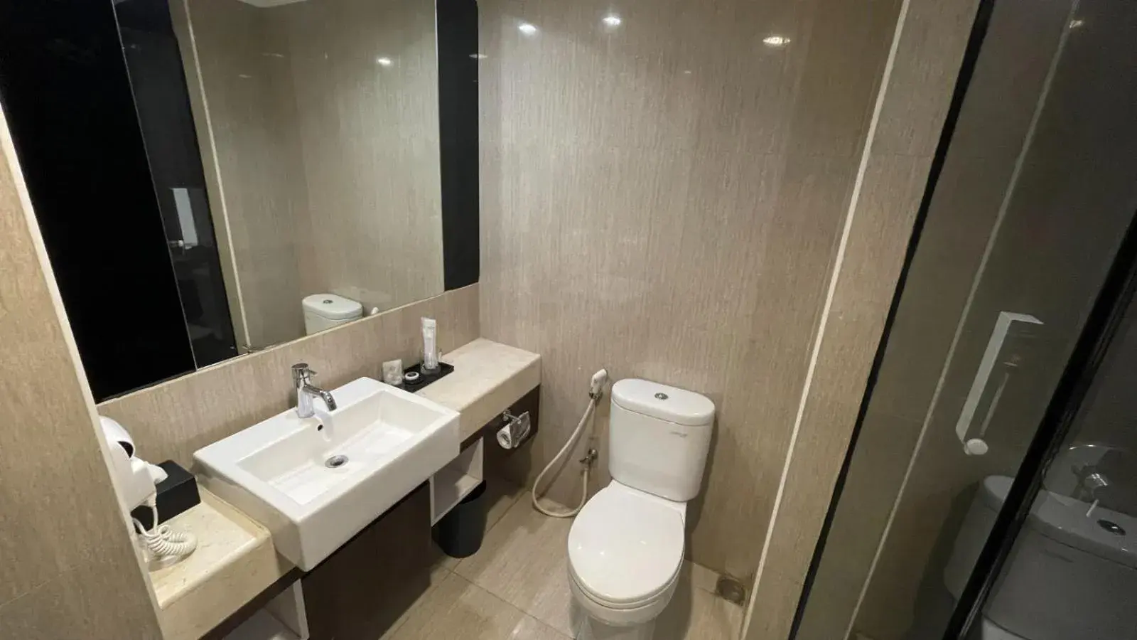 Deluxe Double or Twin Room in HORU HOTEL MANGGA DUA SQUARE Deluxe Double or Twin Room in HORU HOTEL MANGGA DUA SQUARE